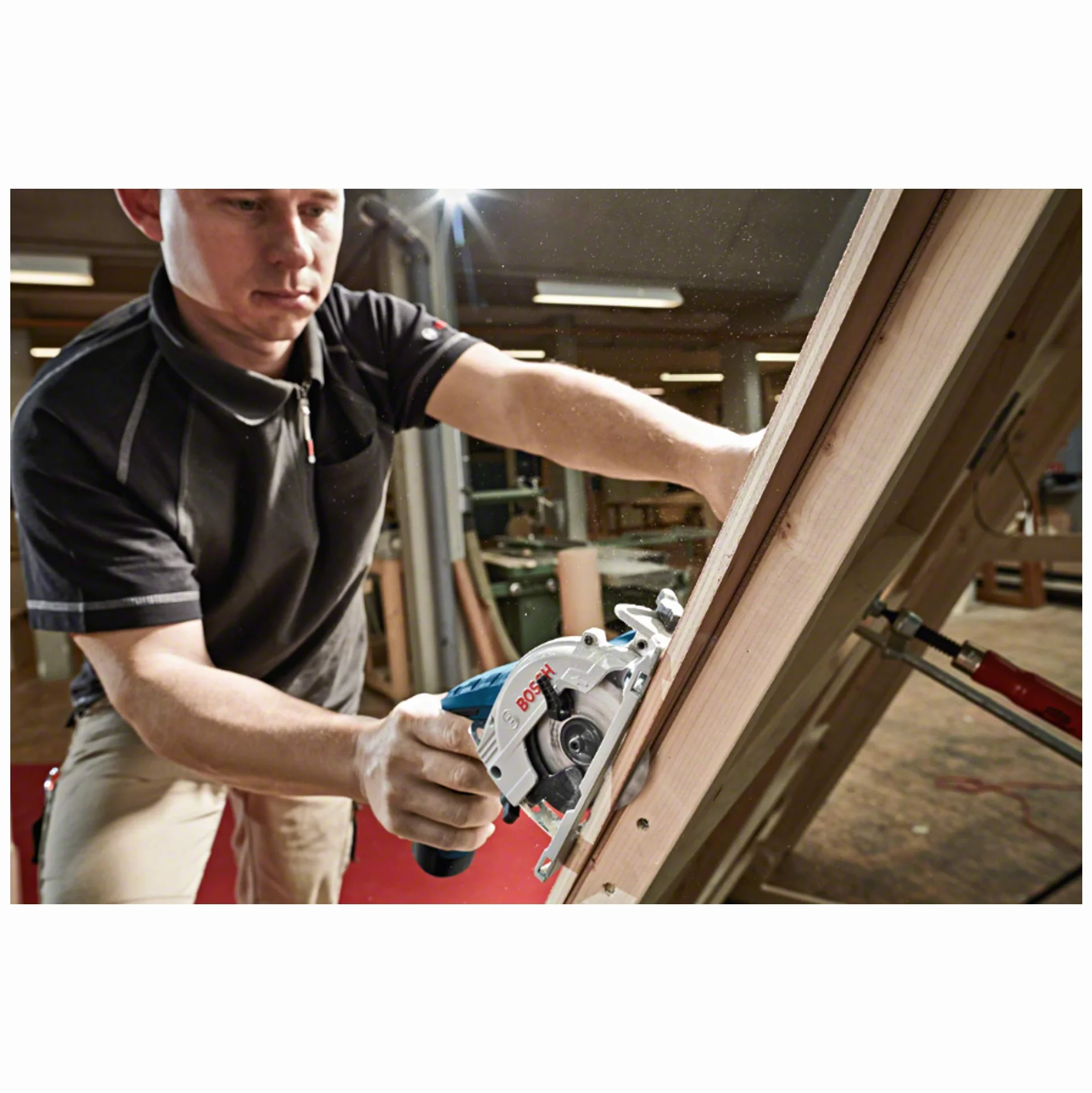 Bosch Professional system 12V: akumulatorowa pilarka tarczowa GKS 12V-26 (Ø tarczy: 85 mm, 2 akumulatory GBA 12V 3.0Ah i ładowarka, walizka L-BOXX)