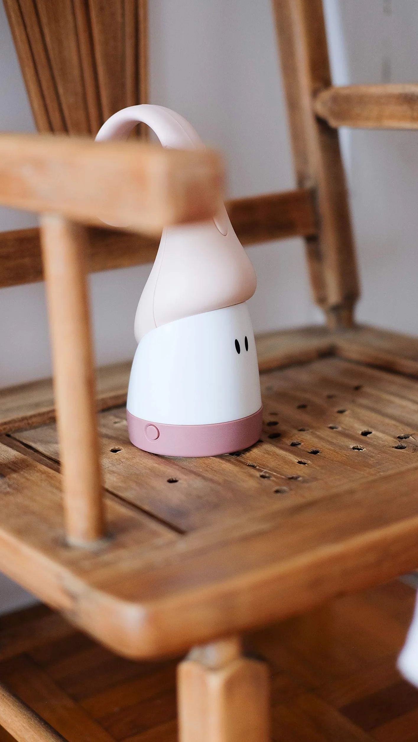 BÉABA, Lampka nocna dla dzieci/niemowlęcia, przenośna bezprzewodowa, Ewolucyjna w Latarkę, miękkie światło, ergonomiczna konstrukcja: Przyczepia się do uchwytów, łóżko z drążkiem, Długa żywotność baterii 90 godzin, Latarka Pixie, różowa drażetka