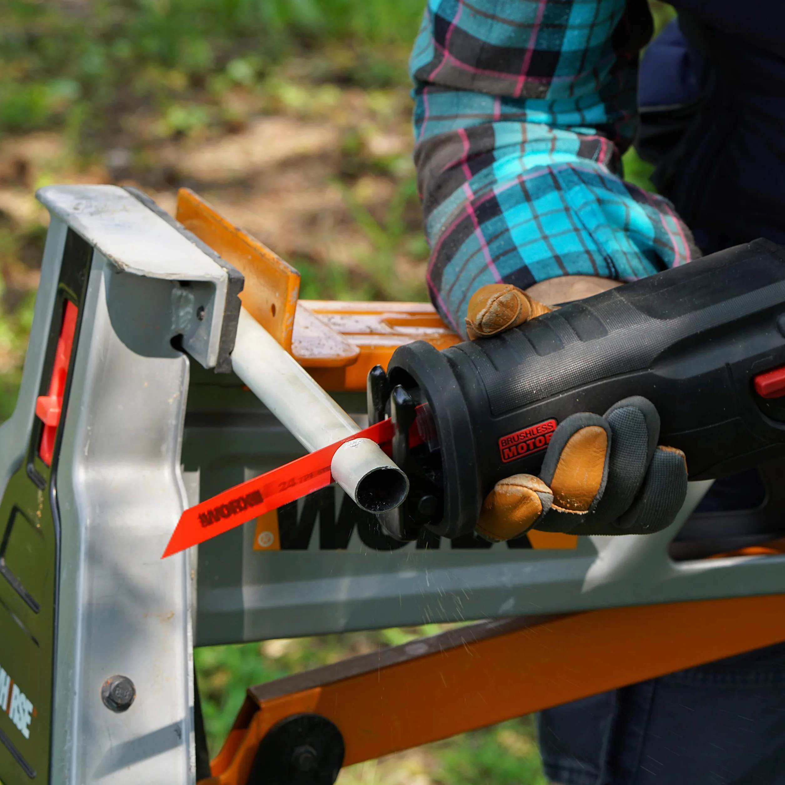 WORX WX516 Nitro akumulatorowa piła szablasta 20 V – wydajny silnik bezszczotkowy – szybka wymiana brzeszczotu – zmienna prędkość cięcia – światło LED – w zestawie akumulator 4 Ah, szybka ładowarka i