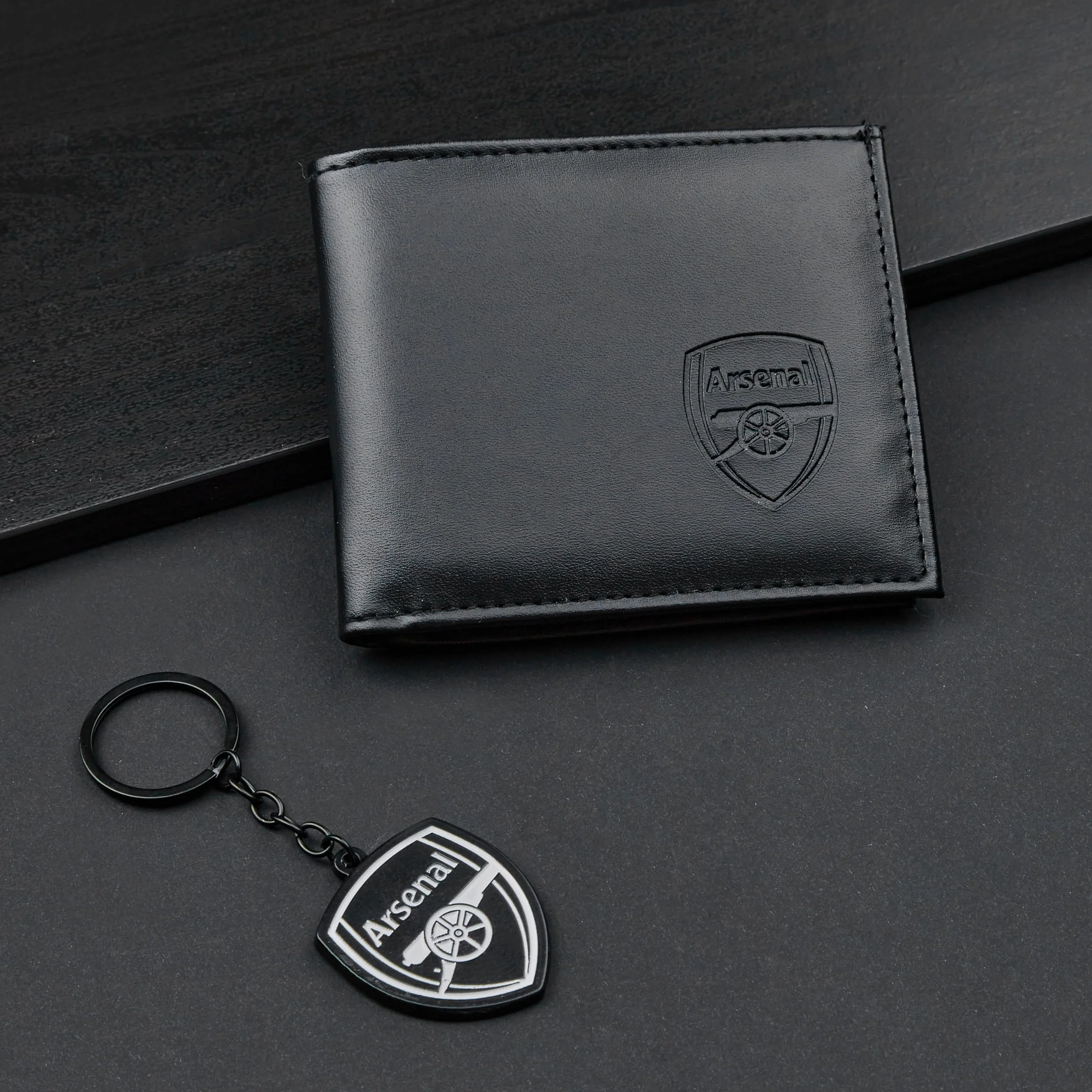 Arsenal F.C. Zestaw akcesoriów do portfela dla fanów sportu z przegródkami na karty i kieszenią na monety, sprzęt kibica, prezenty piłkarskie dla mężczyzn