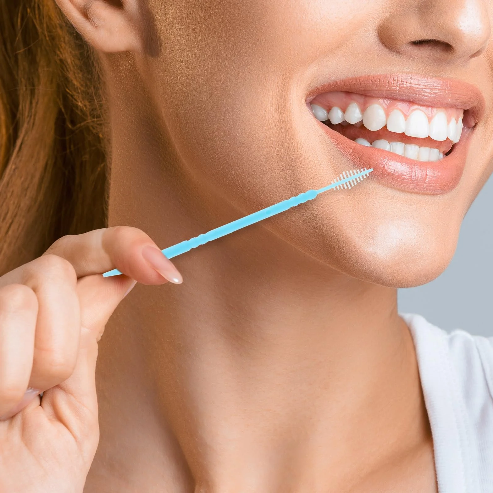 COMNICO 300 szt. wykałaczki z podwójną głowicą plastikowe miękkie włosie 2 w 1 nić dentystyczna szczoteczki międzyzębowe jednorazowe higiena jamy ustnej czyszczenie zębów w sztyfcie (50 szt./pudełko ×