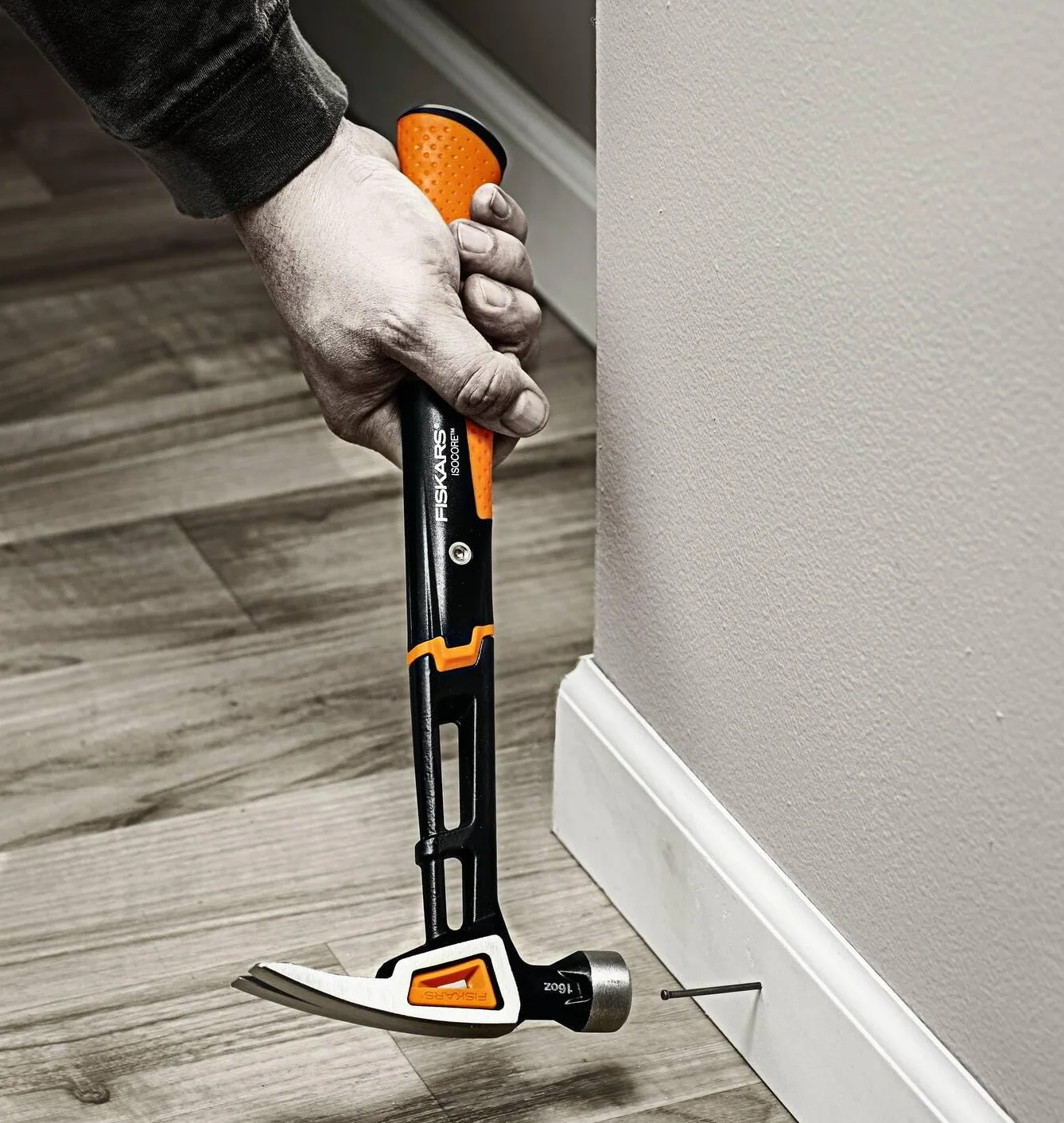 Fiskars Młotek stolarski IsoCore M, Długość: 34 cm, Waga: 0,82 kg, Czarny/ pomarańczowy, 1020213