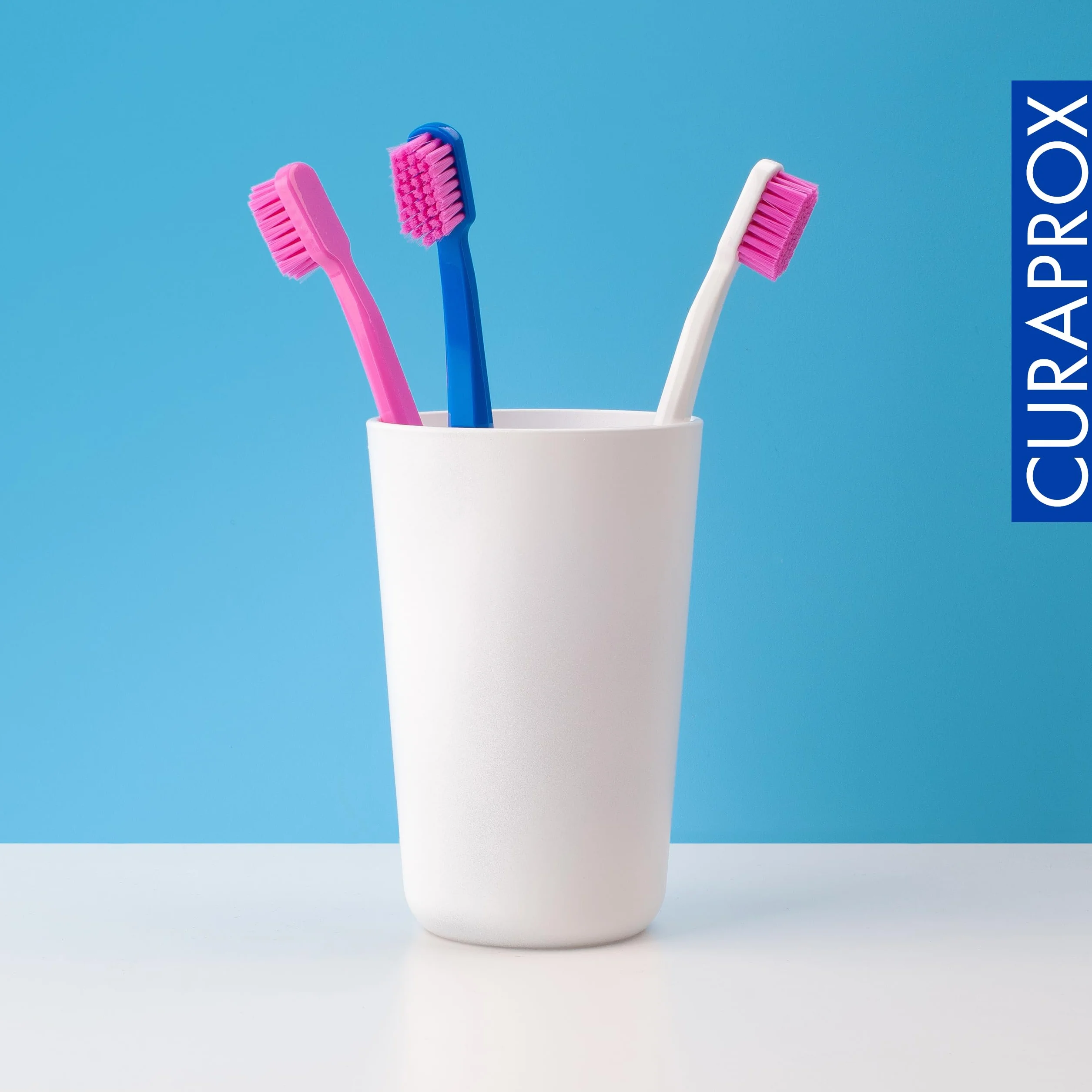 Curaprox CS 5460 Ultra-miękka szczoteczka do zębów | Losowy kolor | Pielęgnacja dziąseł i zębów dla dorosłych | Ultra Miękkie włosie Curen® | pojedyncze opakowanie | Wyprodukowano w Szwajcarii