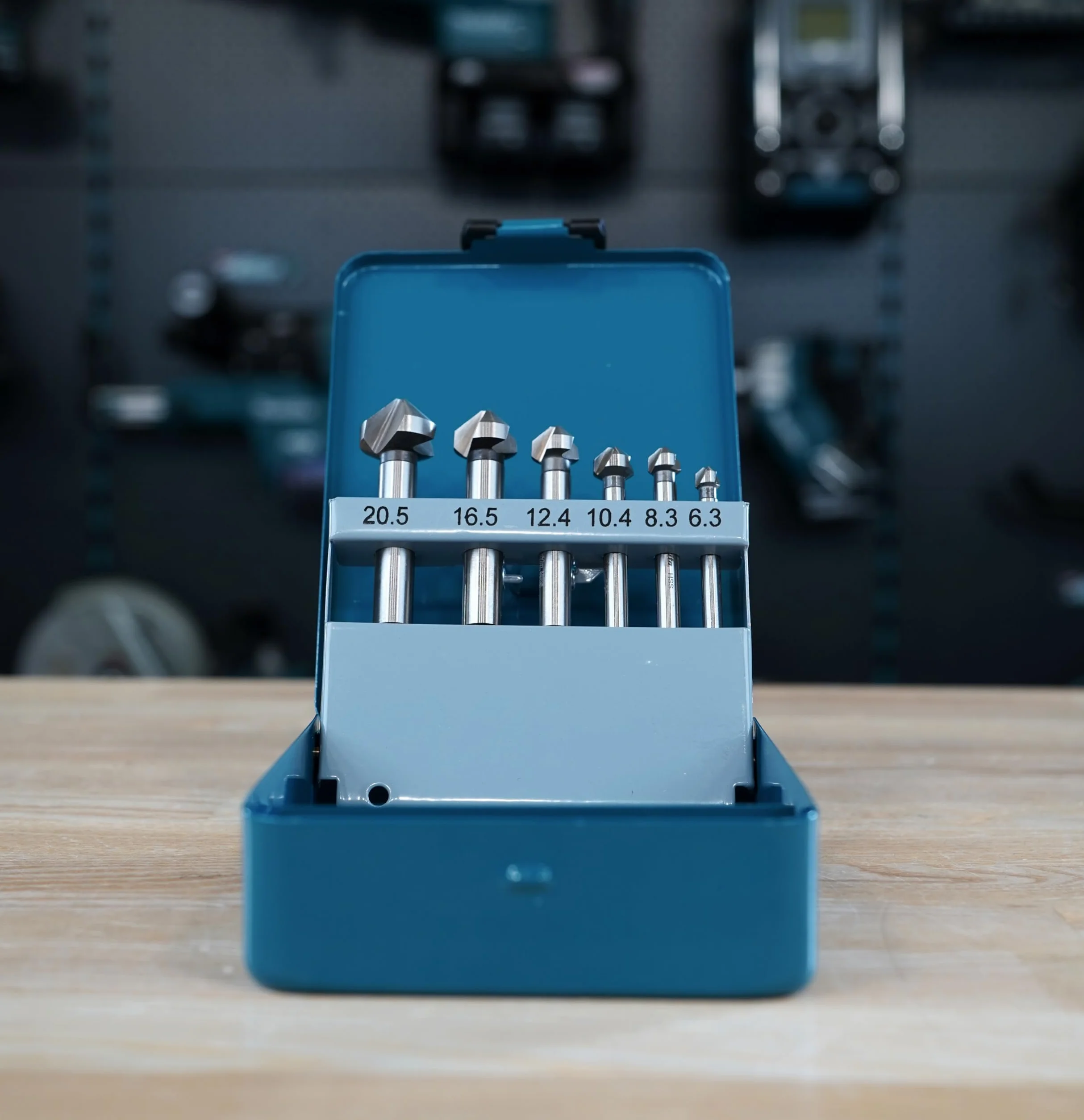 Makita D-42204 6-częściowy zestaw pogłębiaczy stożkowych w metalowej kasecie, cięcie 90°, Ø 6,3 – 20 mm, stal HSS, do np. metalu, metalu nieżelaznego lub drewna, DIN335, trzpień okrągły