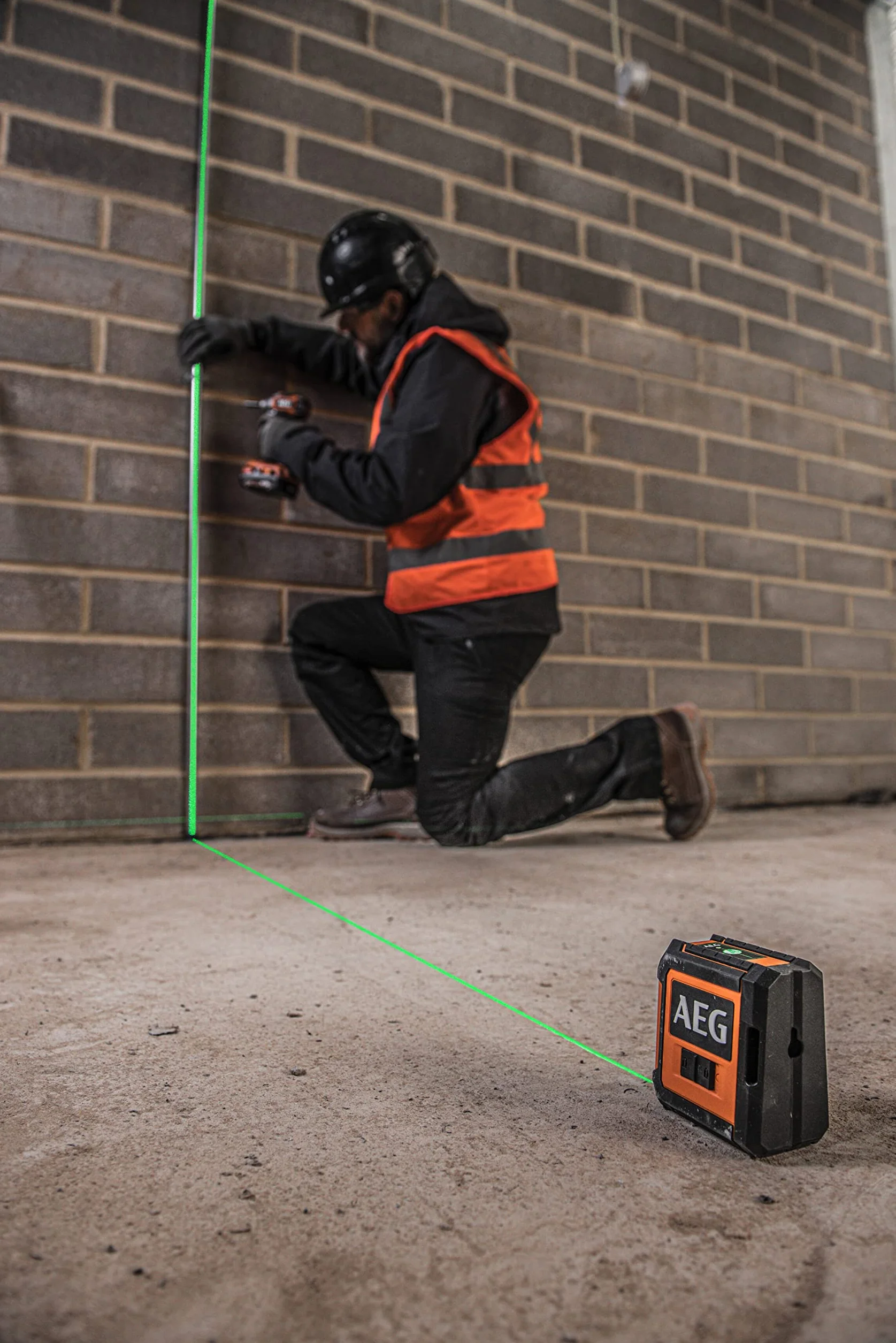 AEG Zielony Laser Krzyżowy, CLG220-B, Zasięg 20 m, Laser Zielony, 2 Linie, Zestaw Zawiera Pokrowiec, 2 Baterie AA, Uchwyt Magnetyczny, Pasek na Rzepy
