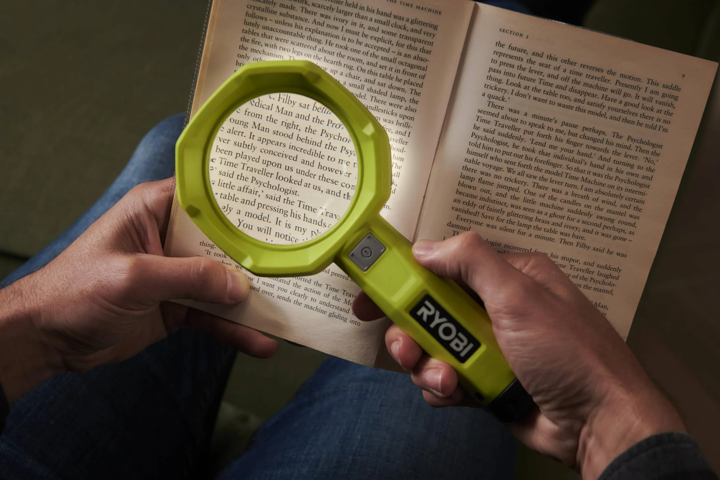 RYOBI Lupa podświetlana 4V USB Lithium - 2 intensywności: 60/200 lumenów - Powiększenie x 3 - (Sprzedawane bez baterii) - RML4-0