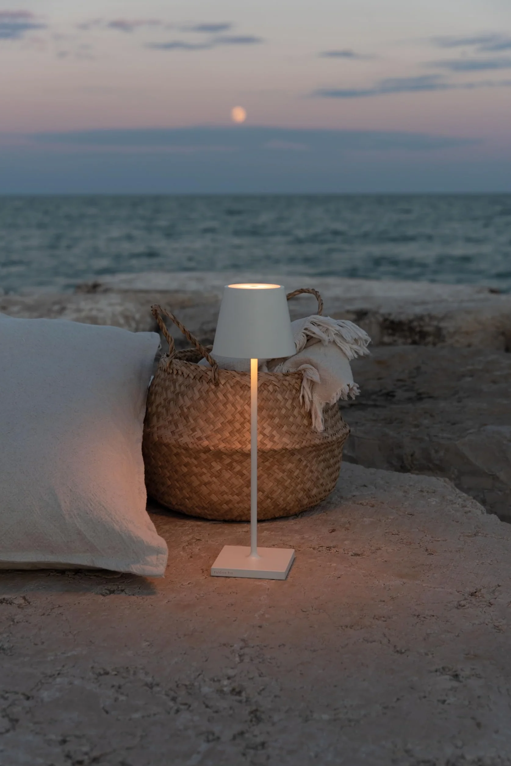 Zafferano, Lampa Poldina Pro, Bezprzewodowa Zasilana Akumulatorowo Lampa Stołowa ze Sterowaniem Dotykowym, Również do Użytku Zewnętrznego, Ściemniacz, 2200-3000 K, Wysokość 38 cm, Kolor Biały
