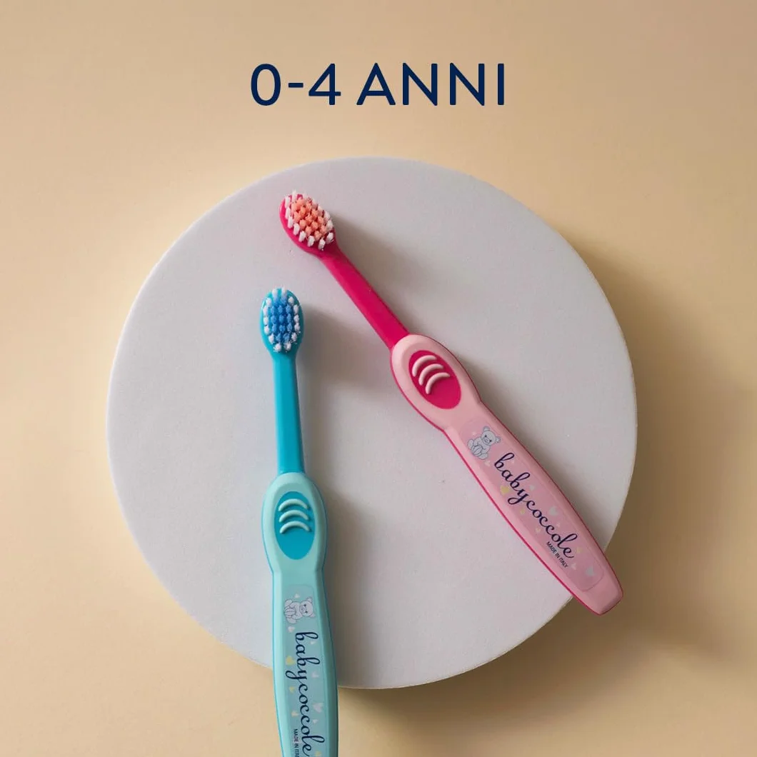 Babycoccole Szczotka BABY 6-36 miesięcy. Niebieski lub różowy, idealny dla zębów noworodków i dzieci do 3 lat. Super miękkie, delikatne włosie na dziąsłach i zębach. Głowica w kształcie i zaokrąglona.