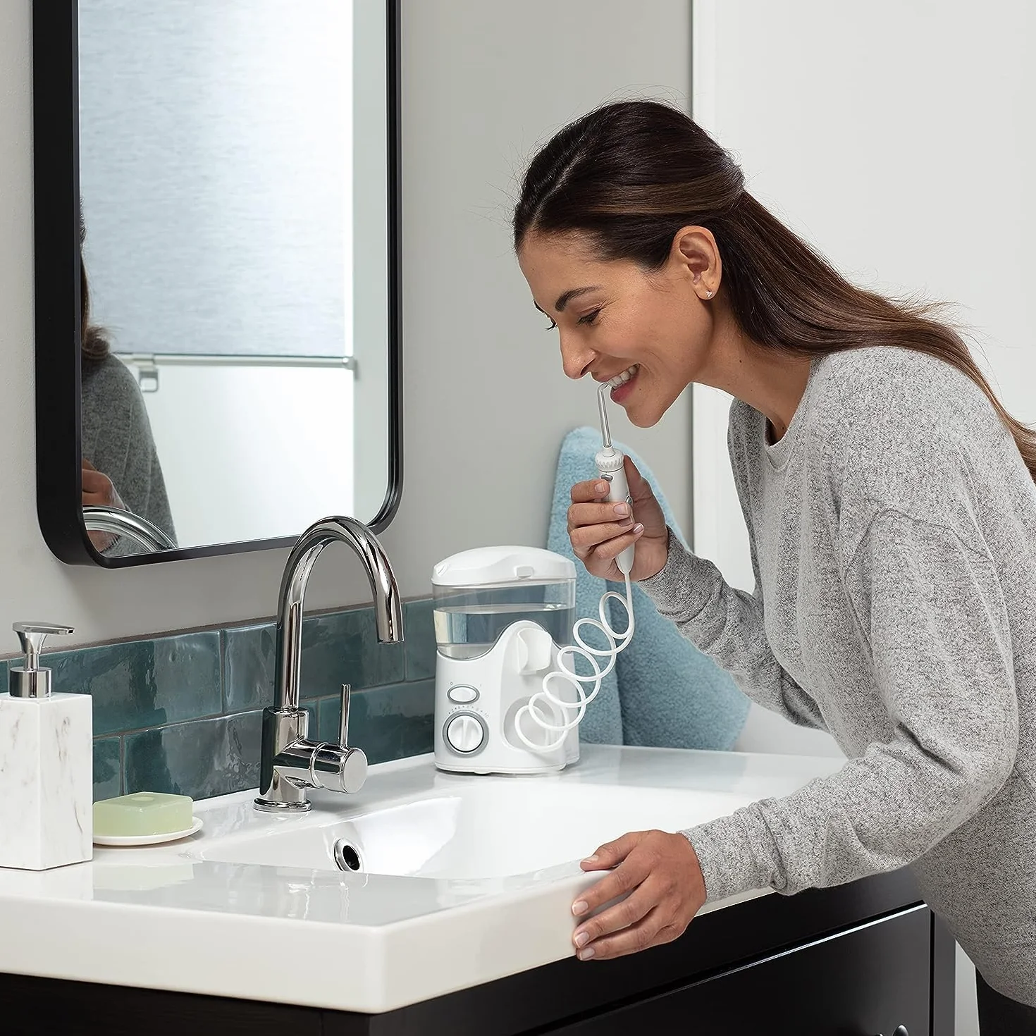 Waterpik WF100EU Ultra - hydropulsator - dysza dentystyczna - w zestawie z 6 dyszami i osłoną na kartę Arkebion® do ochrony danych RFID