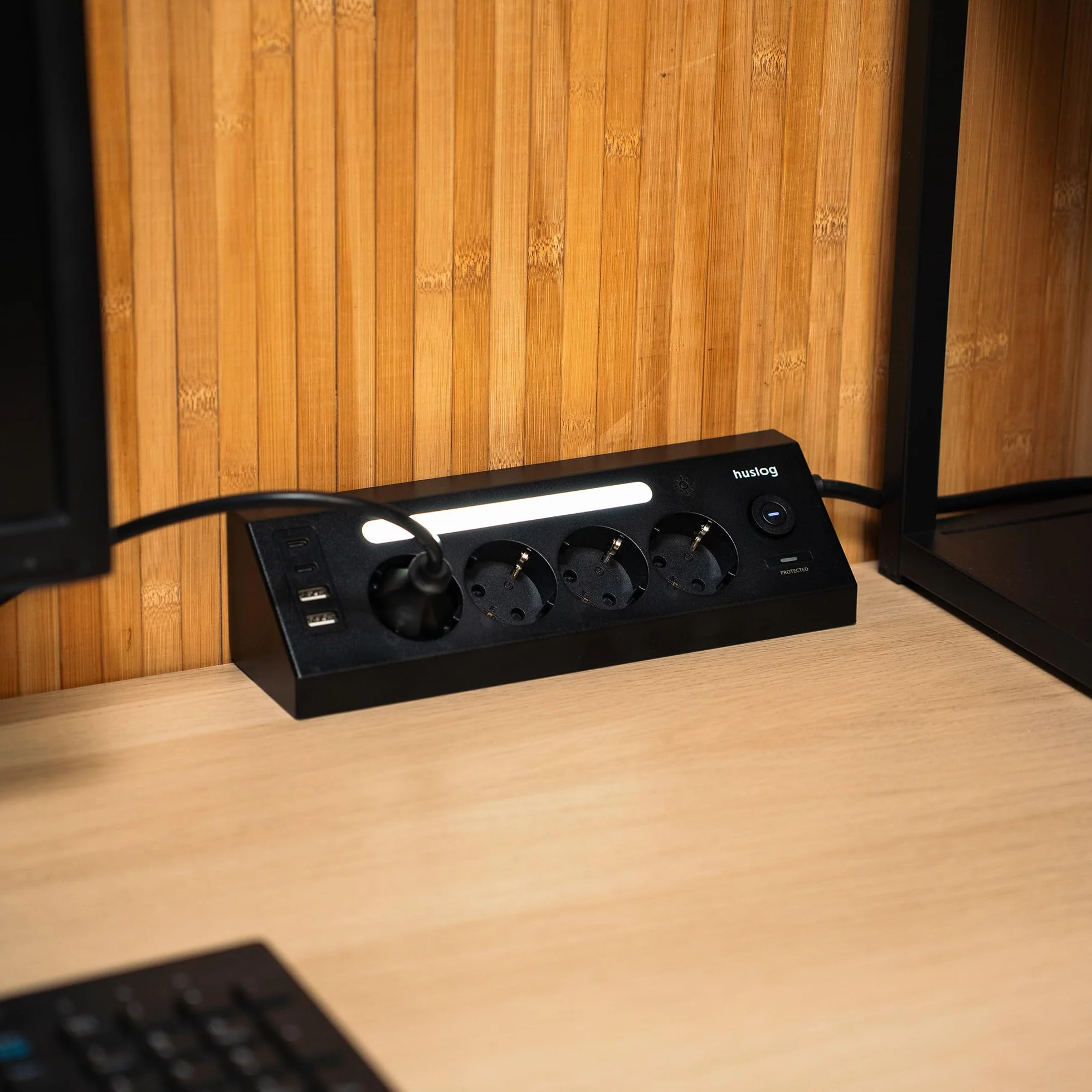 Listwa zasilająca z 4 gniazdami Schuko, 4 porty USB (2 × USB-C i 2 × USB-A), lampka nocna LED, ochrona przed przepięciem, 3680 W, gniazdo wielokrotne z przełącznikiem, możliwość montażu na