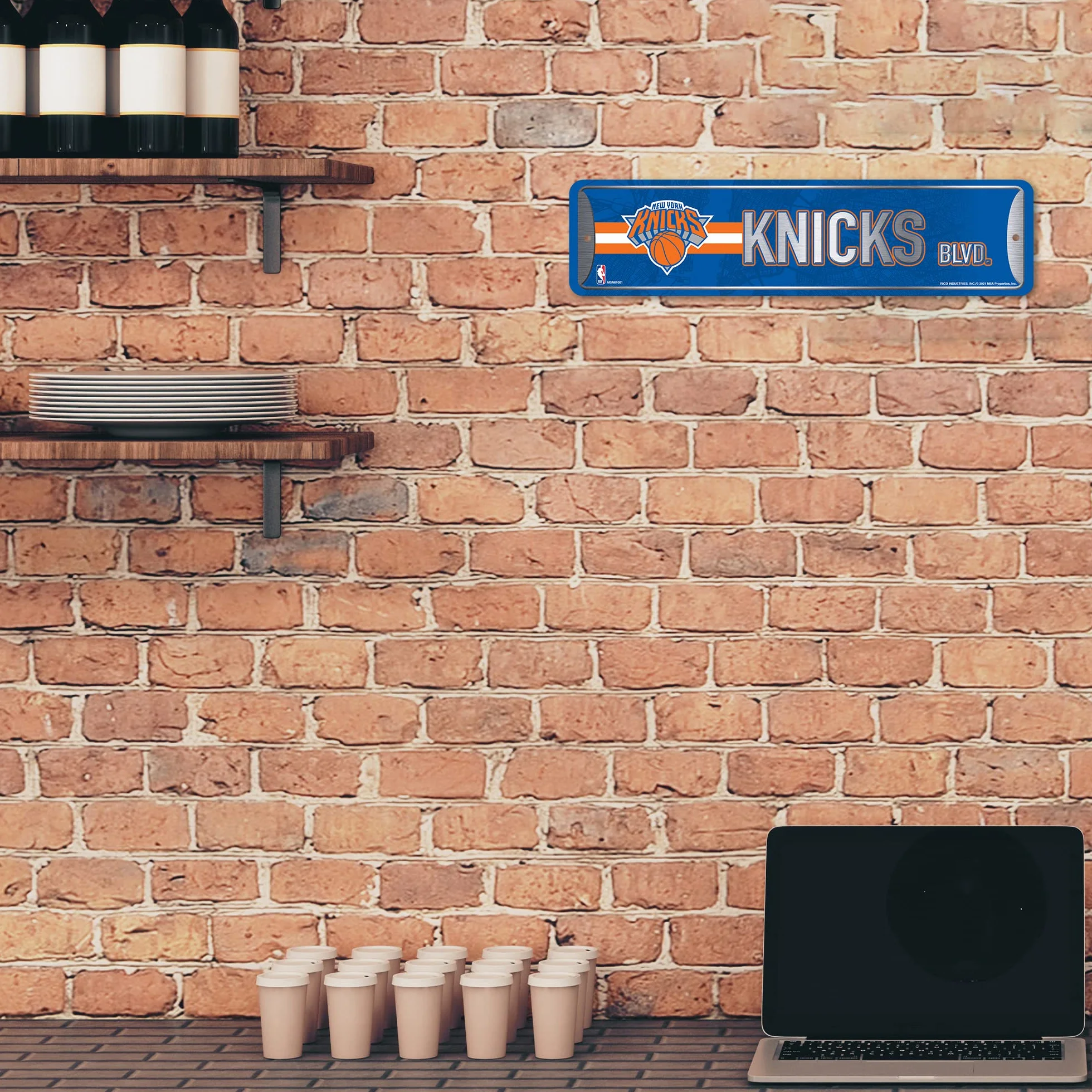Rico Industries NBA New York Knicks Home Decor metalowy znak uliczny (10 x 38 cm) - idealny do domu, biura, sypialni i męskiej jaskini - wykonany