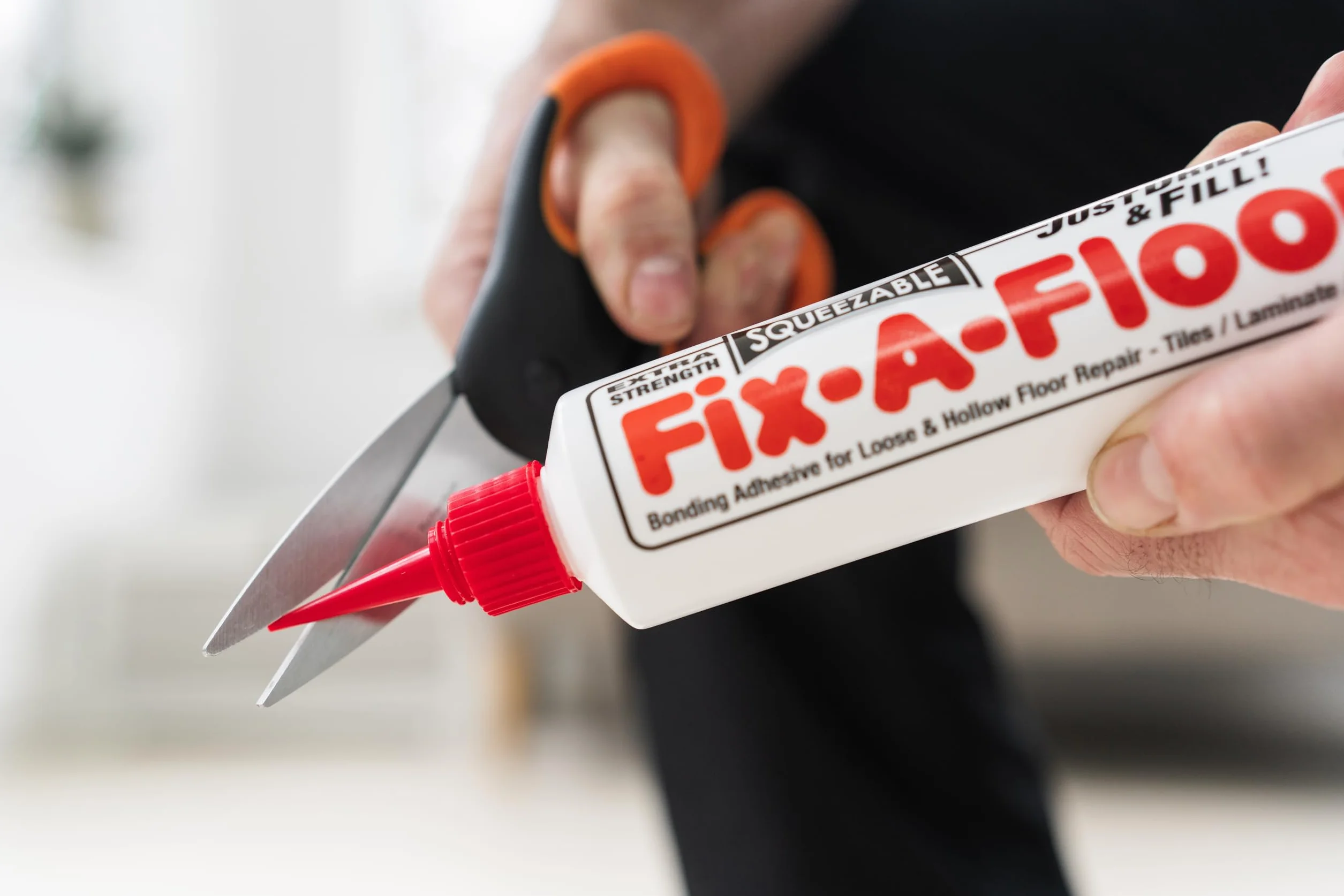 Fix-A-Floor Squeezy All-in-One Klej naprawczy do luźnych, pustych i skrzypiących płytek, drewna, LVT, LVP i podłóg laminowanych