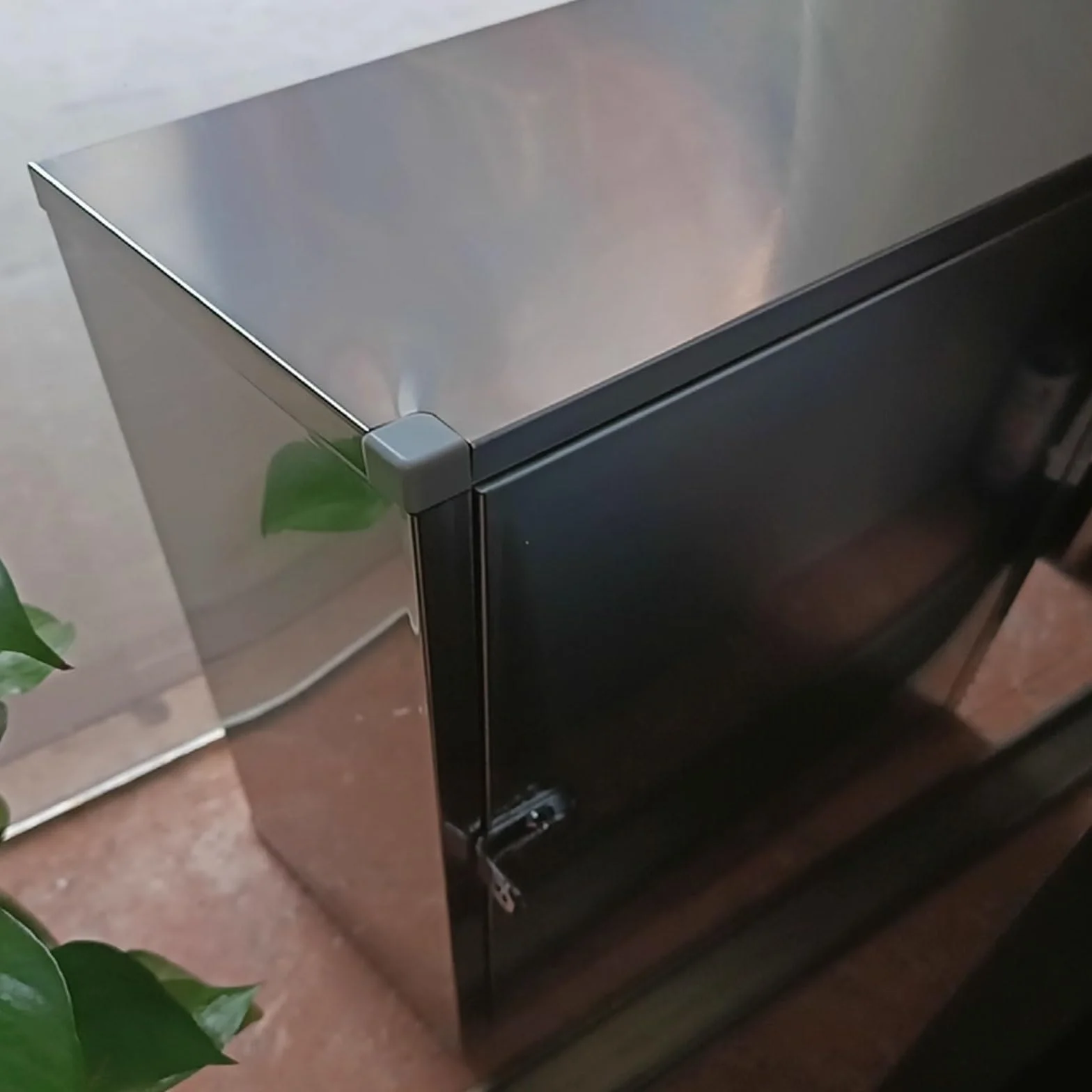 Metalowa skrzynia narzędziowa do montażu na ścianie, organizer ze stali nierdzewnej do warsztatu, kuchni, garażu, trwały i stylowy design, oszczędność miejsca na narzędzia i materiały eksploatacyjne