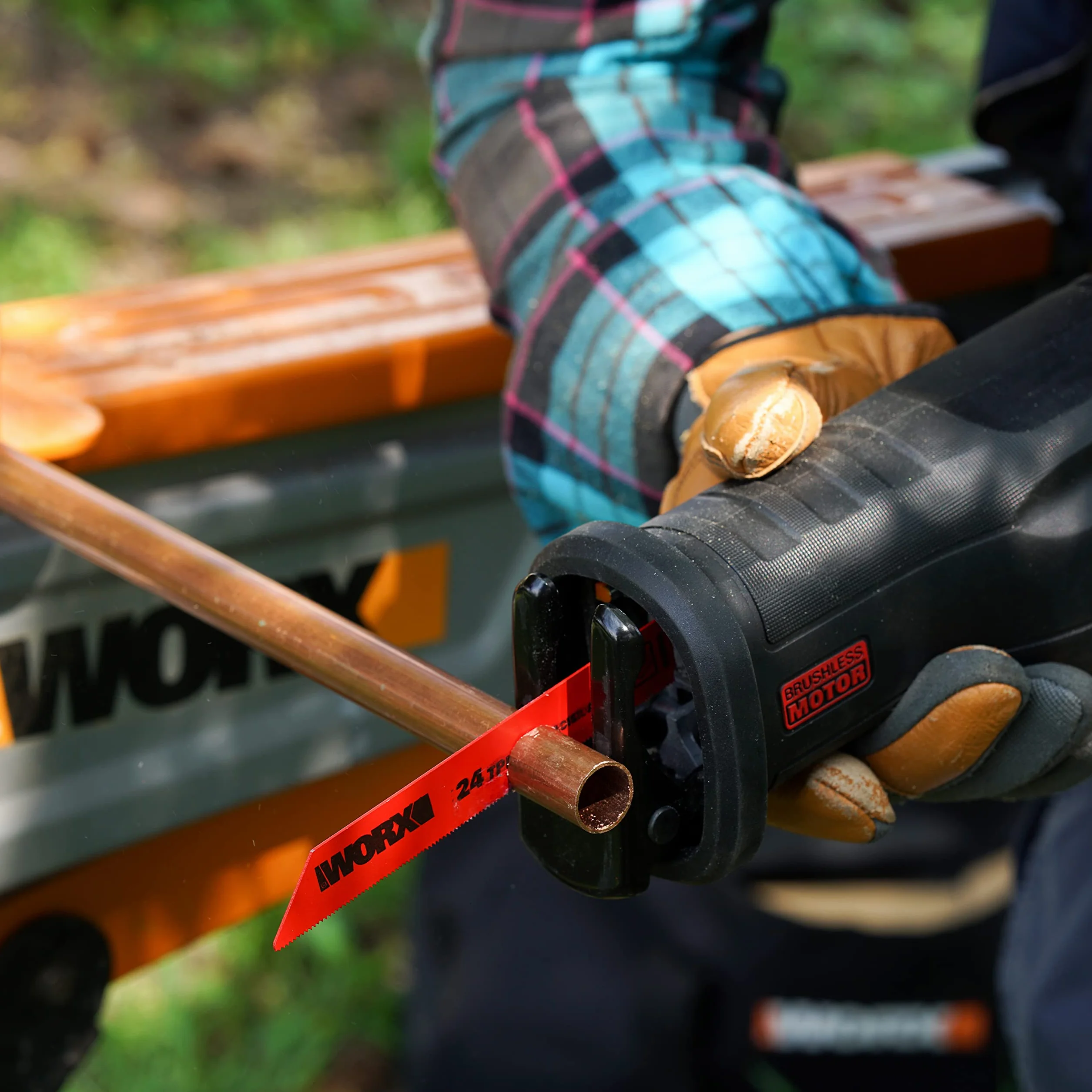 WORX WX516 Nitro akumulatorowa piła szablasta 20 V – wydajny silnik bezszczotkowy – szybka wymiana brzeszczotu – zmienna prędkość cięcia – światło LED – w zestawie akumulator 4 Ah, szybka ładowarka i