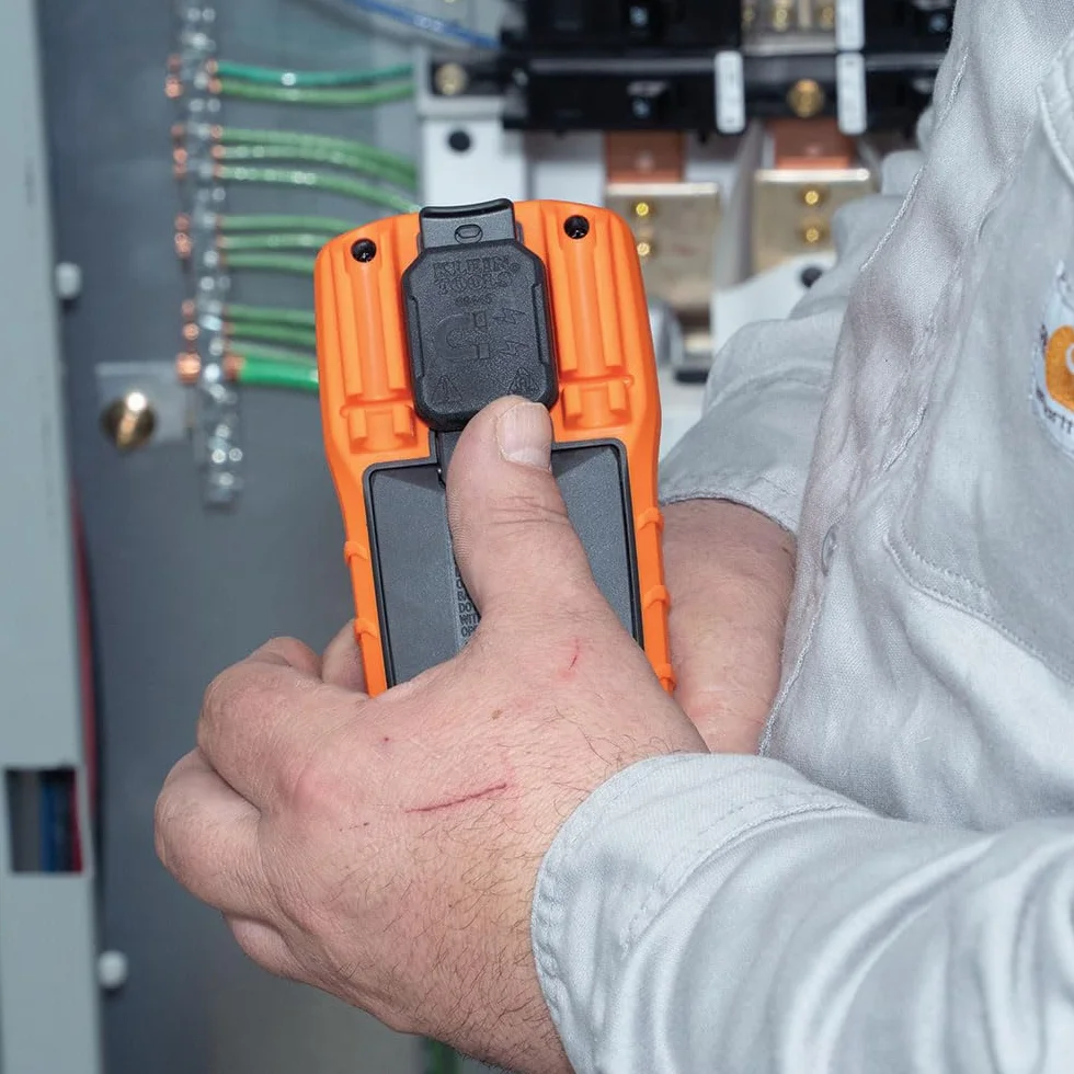 Klein Tools Multimetr MM325, cyfrowy ręczny tester napięcia 600 V AC/DC, testuje baterie, prąd, rezystancję, diody i ciągłość, czarny