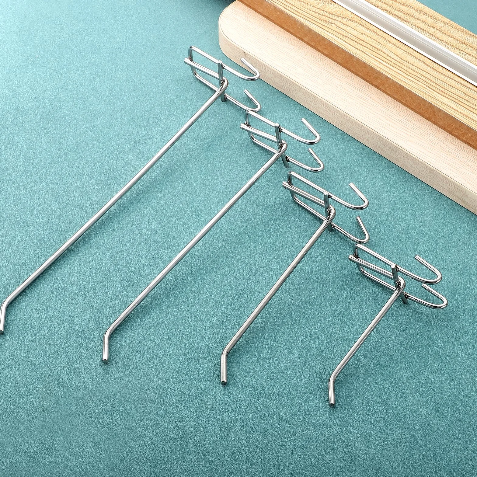 QUARKZMAN 25 sztuk haczyków na pegboard 3,94", metalowy uchwyt na ścianę z kratką, haki do supermarketów, butików, akcesoriów, sklepów i domów towarowych (kolor srebrny)