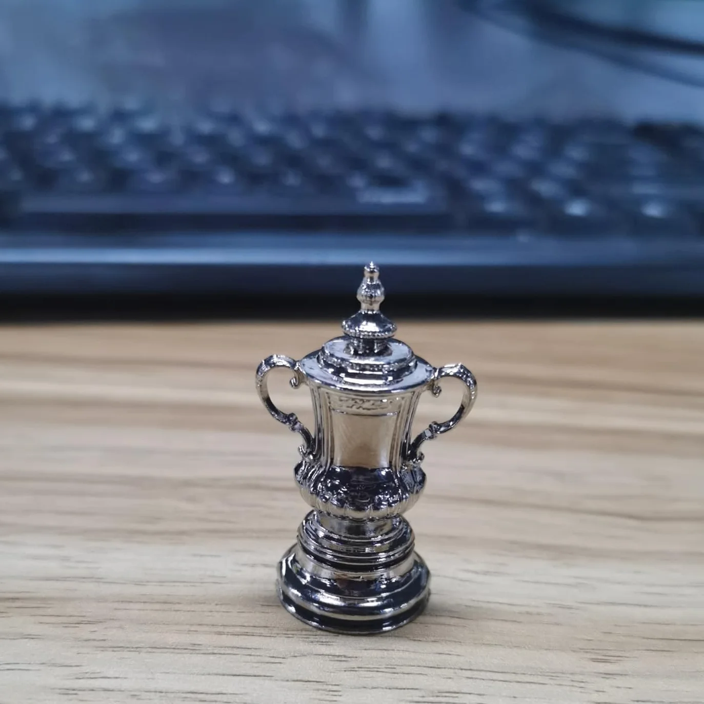 Trofea z Nagrodami, Wysoka Symulacja Metalowych Trofeów Piłkarskich Ozdoby Decor Mini Gra w piłkę nożną Puchar Trofeum Model na stół, Stolik Nocny, Półka na Książki, Salon