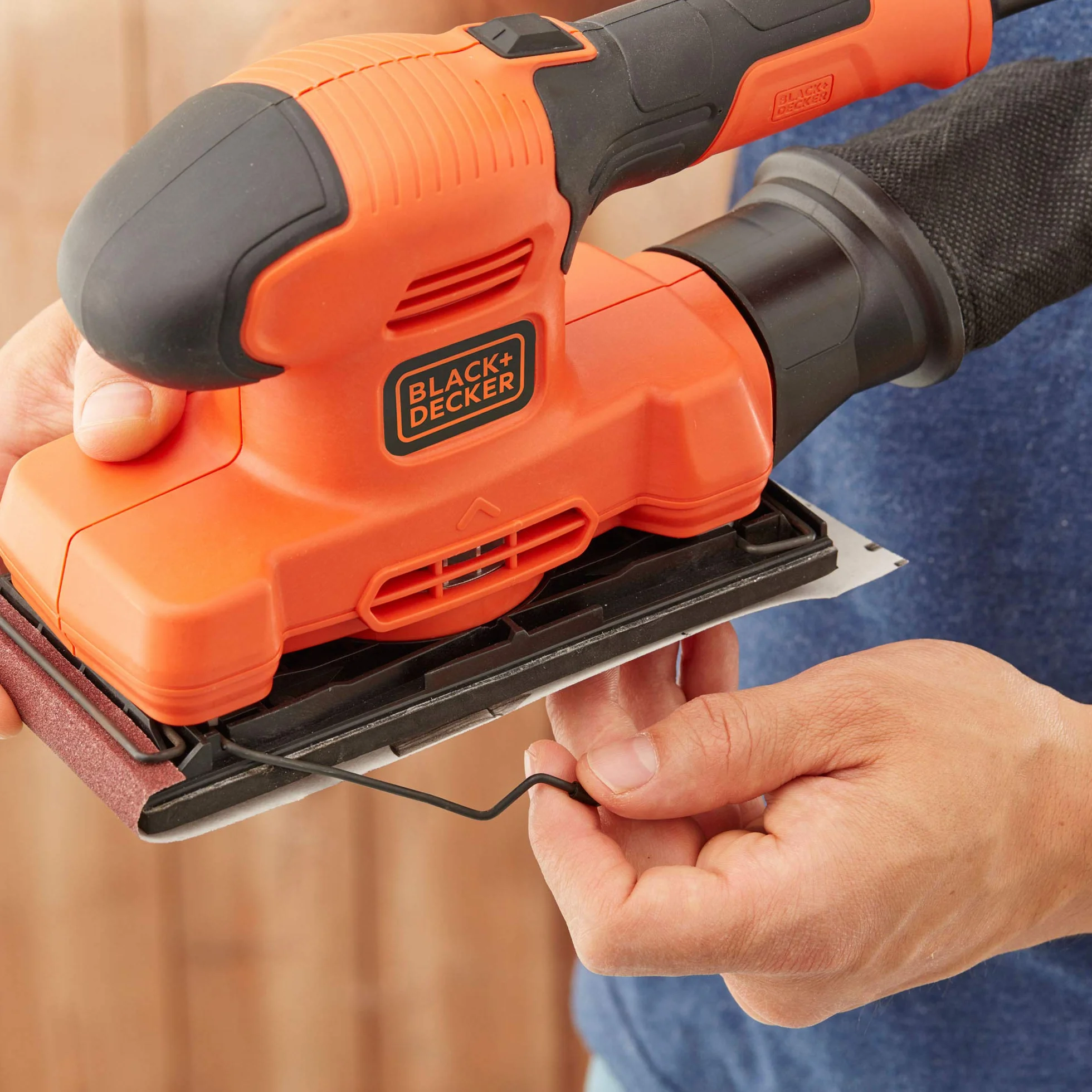 Black+Decker BEW210 szlifierka oscylacyjna (150 W, płyty ścierne 90 x 187 mm, ze zintegrowanym systemem odsysania pyłu, do szlifowania/polerowania dużych powierzchni, w tym 1 papier ścierny K100)