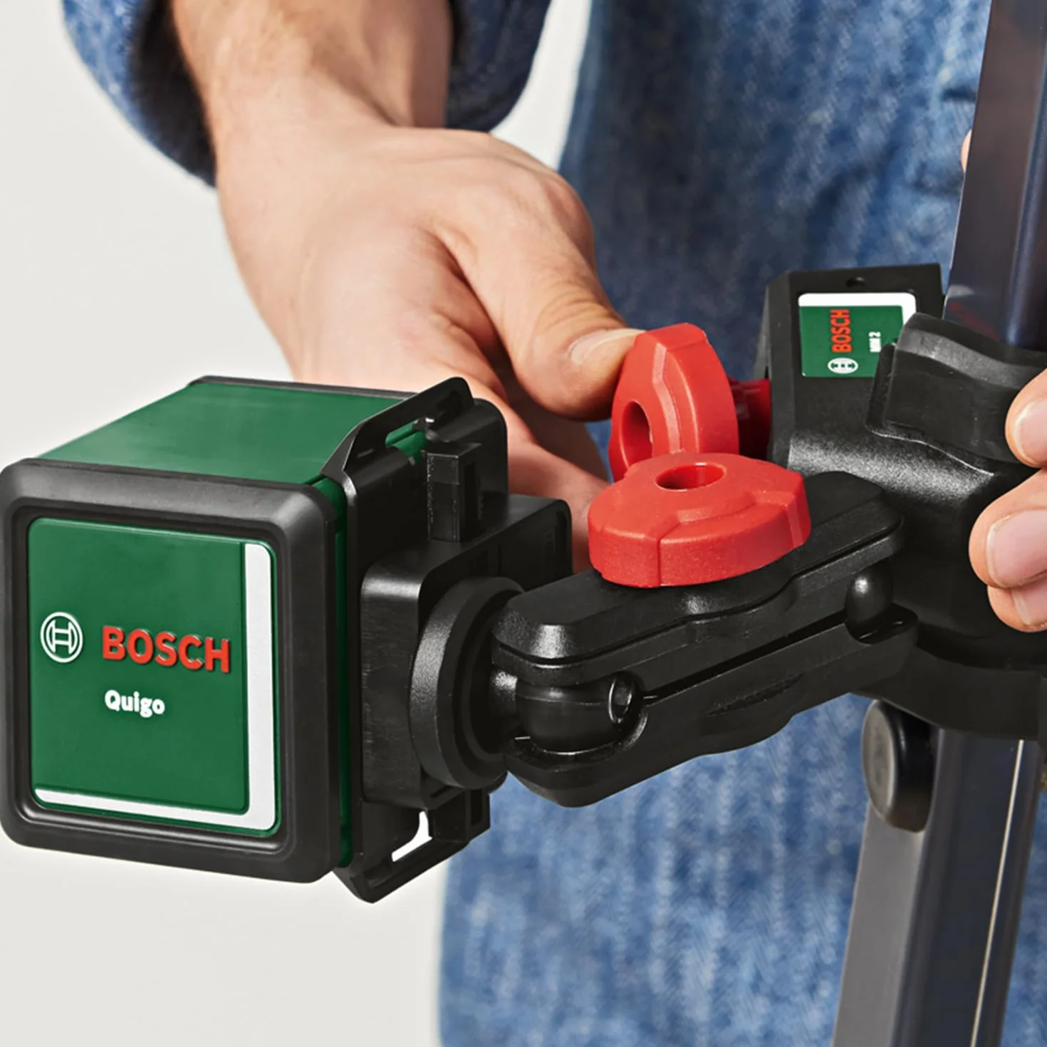 Bosch Laser krzyżowy Quigo z uniwersalnym uchwytem MM 2 (łatwe i precyzyjne wyrównywanie elementów przy elastycznym pozycjonowaniu narzędzia, opakowanie kartonowe E-Commerce)