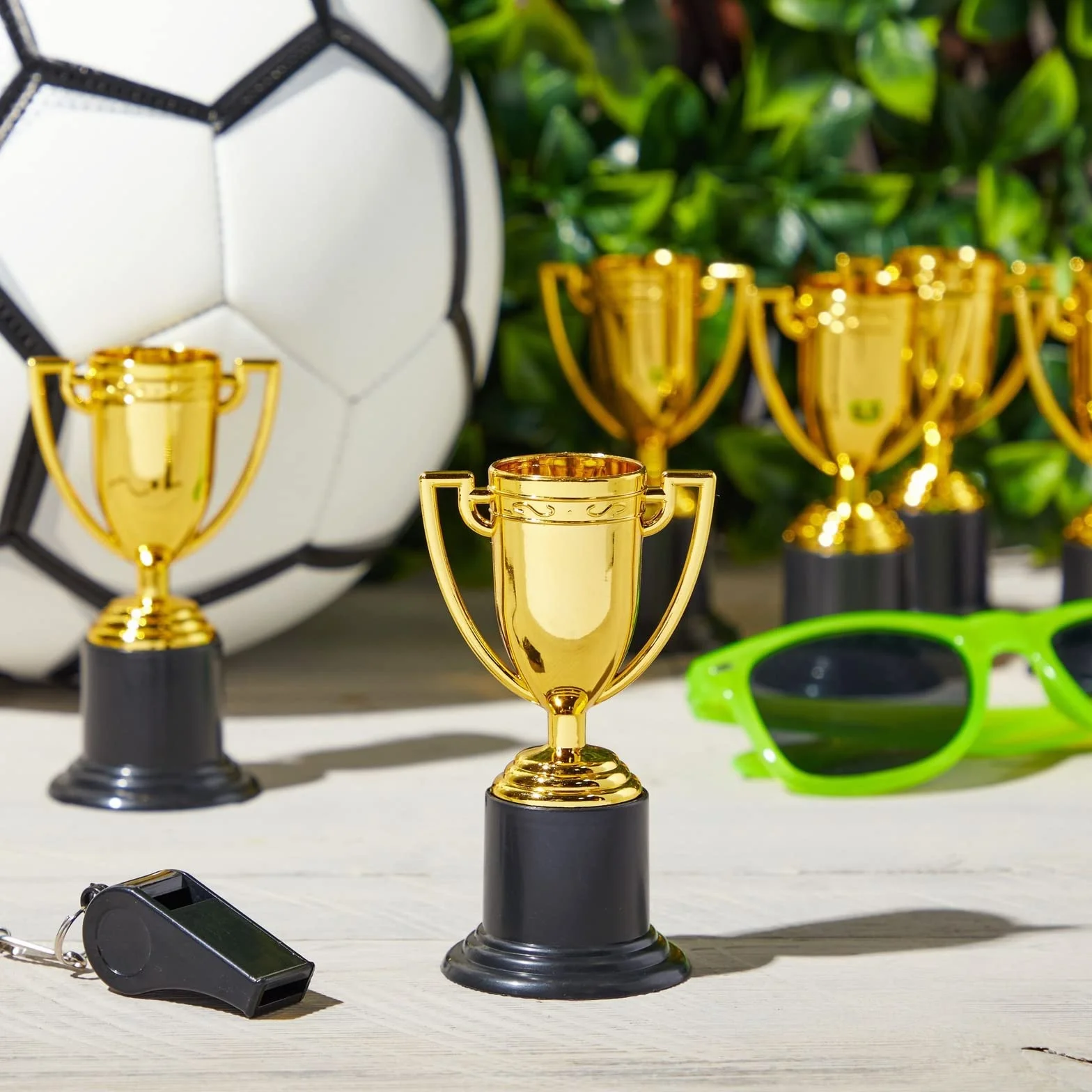 Juvale Trofea nagrody - 24-pak plastikowe złote puchary kubki na turnieje sportowe, konkursy, imprezy, 5 x 10 x 5 cm