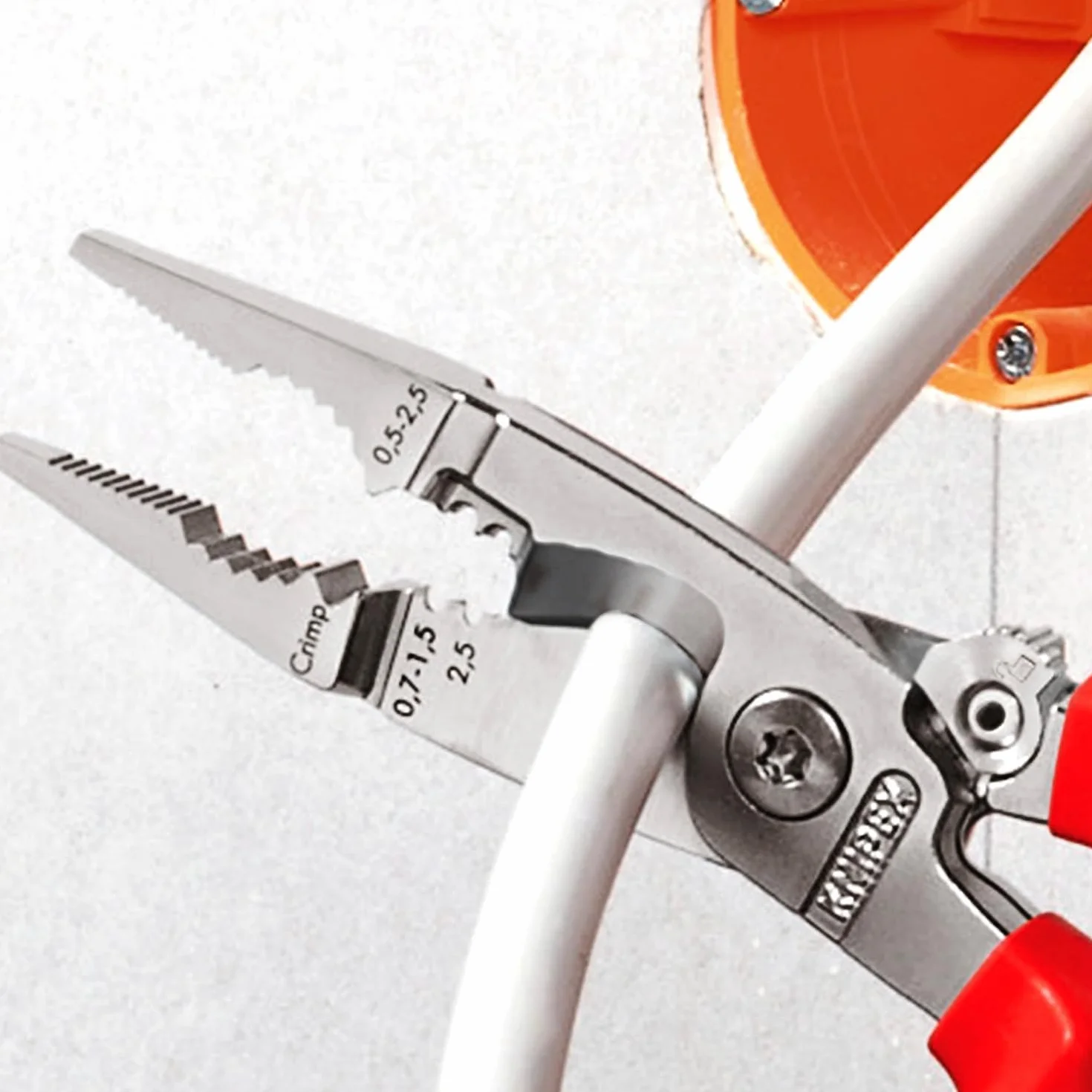 KNIPEX Szczypce do prac elektroinstalacyjnych chromowany z wielokomponentowymi osłonkami, izolowane wg VDE 200 mm, 13 86 200