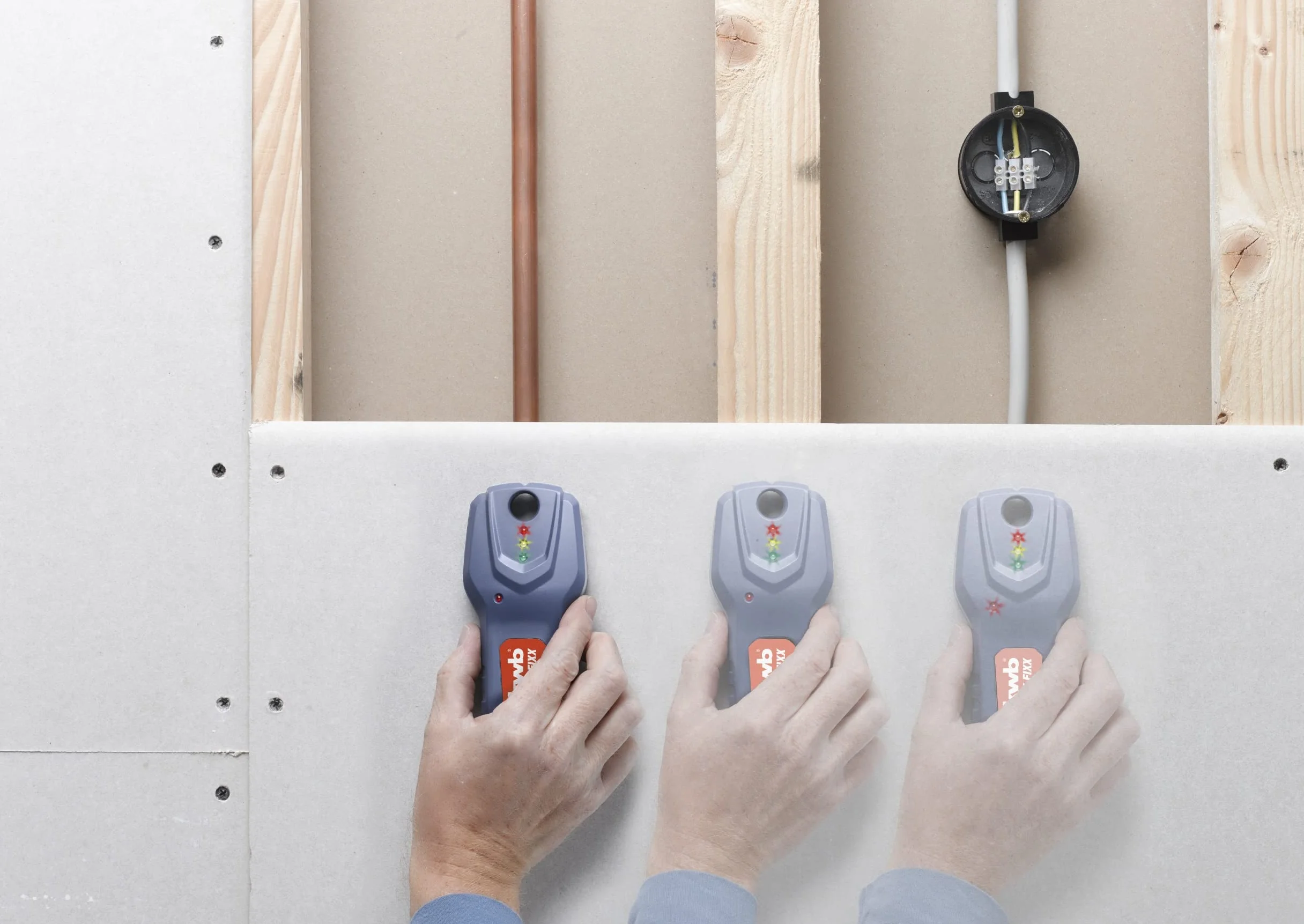 kwb Detektor przewodów Safety-Fixx 011620 (lokalizator przewodów elektrycznych, metali, belek drewnianych)
