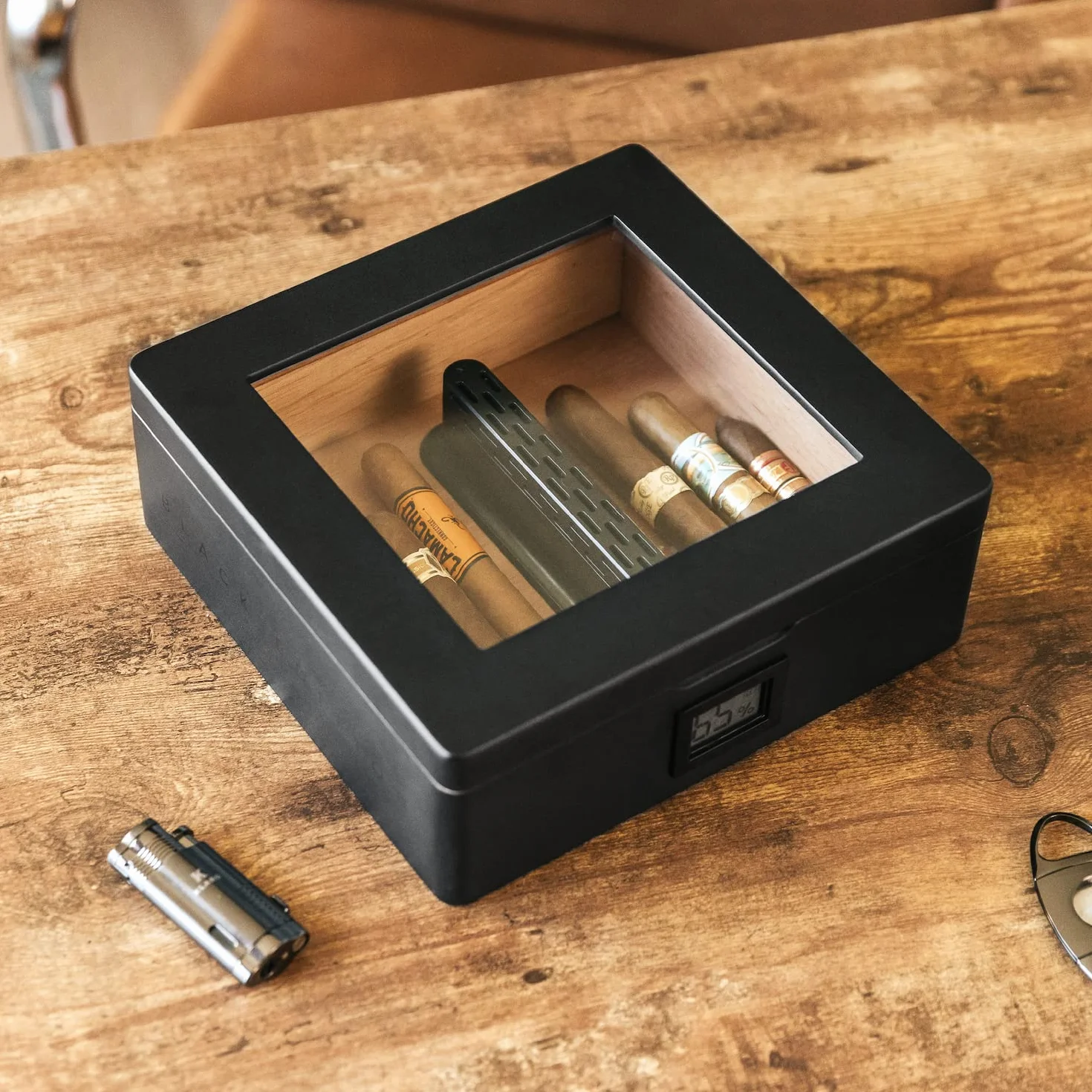 CASE ELEGANCE MAG Humidor, szklany blat z uszczelką magnetyczną, do przechowywania 20-30 cygar, czarny matowy z niestandardowym polerowanym czarnym sprzętem, higrometr cyfrowy, cedr hiszpański, nowy