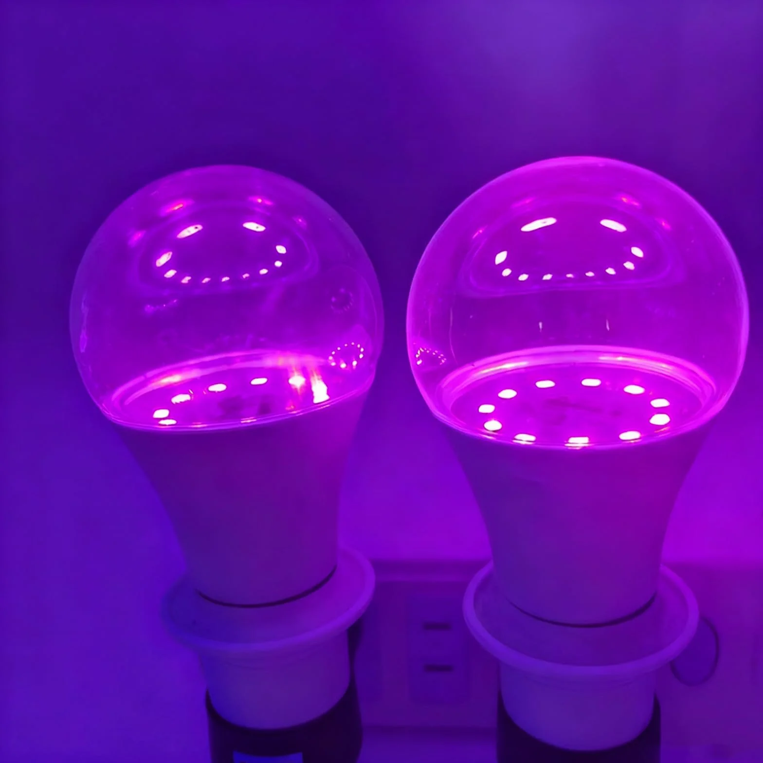 Żarówka UV z czarnym światłem, E27, 10 W, czarna żarówka, 385-400 nm UVA, oświetlenie UV na imprezę Halloween, do piwnicy, dyskoteki, klubu (2 sztuki białe)