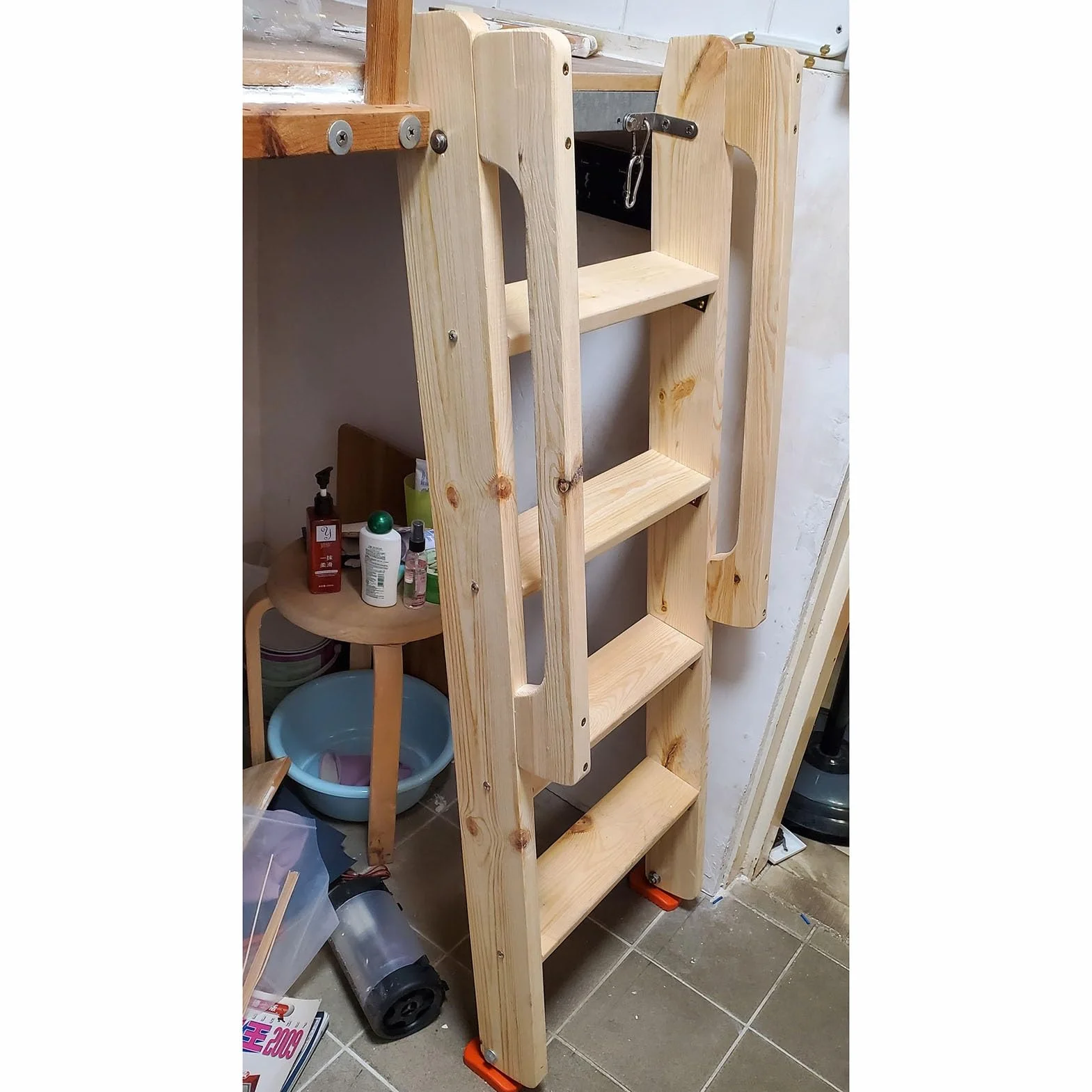 Wewnętrzna drewniana drabina bezpieczeństwa idealna na strychy piwnic i strychów Drabina bezpieczeństwa z poręczą Dostępna w rozmiarach 124,5 cm 149.9 cm 175.3 cm 200.7 cm Trwała i oszczędzająca