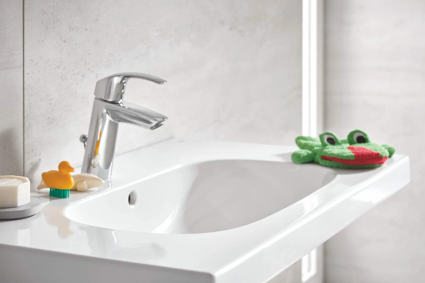 GROHE Eurosmart - Bateria umywalkowa z zestawem odpływowym (średnio wysoka wylewka, metalowa dźwignia, technologia oszczędzania wody, głowica ceramiczna 28 mm, króćce 3/8 cala), rozmiar 169 mm, chrom