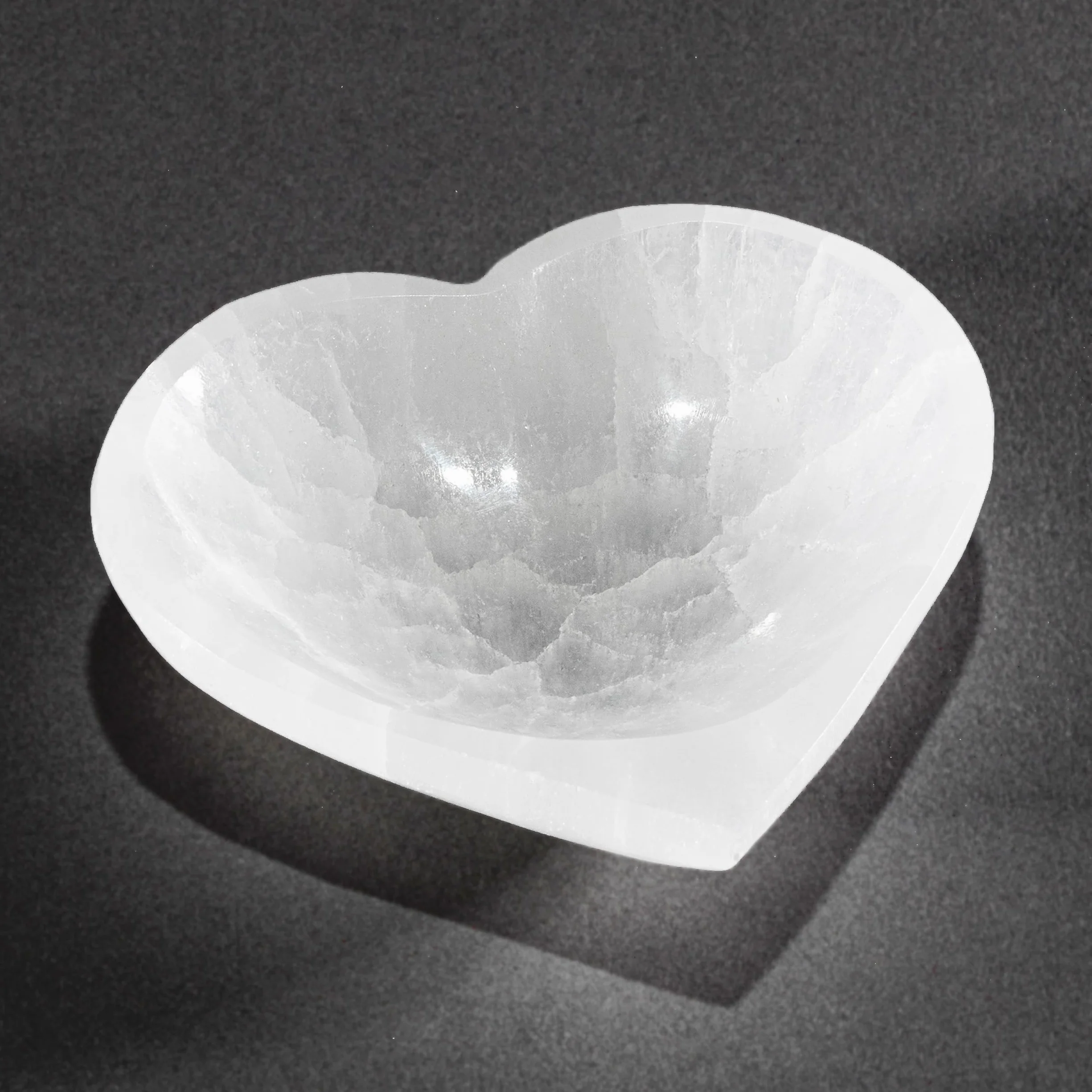 Naturalny selenit miska w kształcie serca 10 x 11 cm kamień szlachetny dekoracja