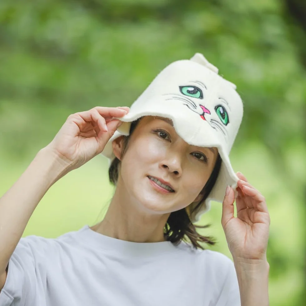 Tkaniny naturalne Sauna Hat 'Sauna Kitten' White - 100% Organic wełniane kapelusze dla rosyjskiej Bania - Protect Your Head od ciepła - English Sauna eBook Przewodnik w cenie - z haftem