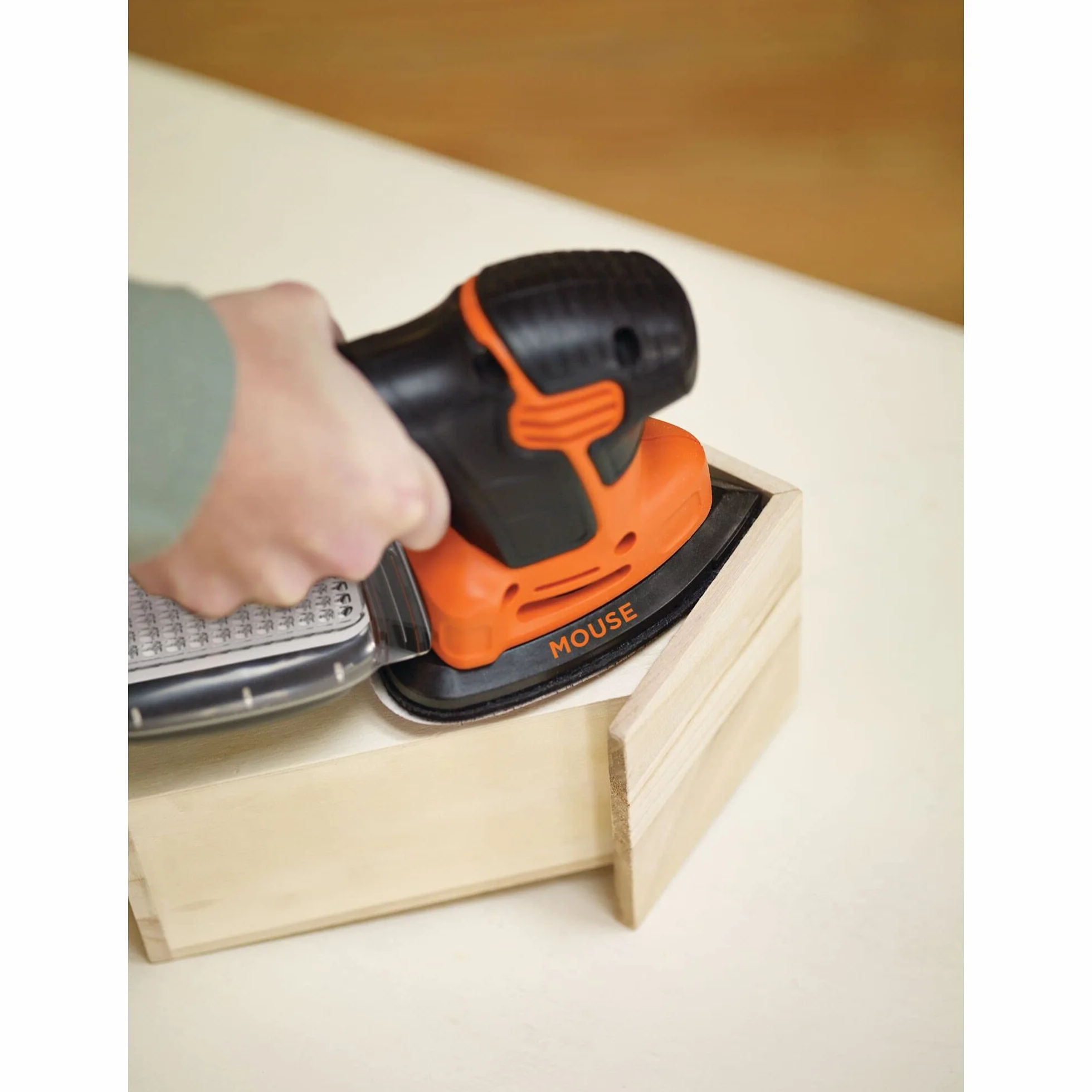 BLACK+DECKER Mouse Szlifierka Trójkątna z Mikrofiltrem, 120 W, KA2000-QS