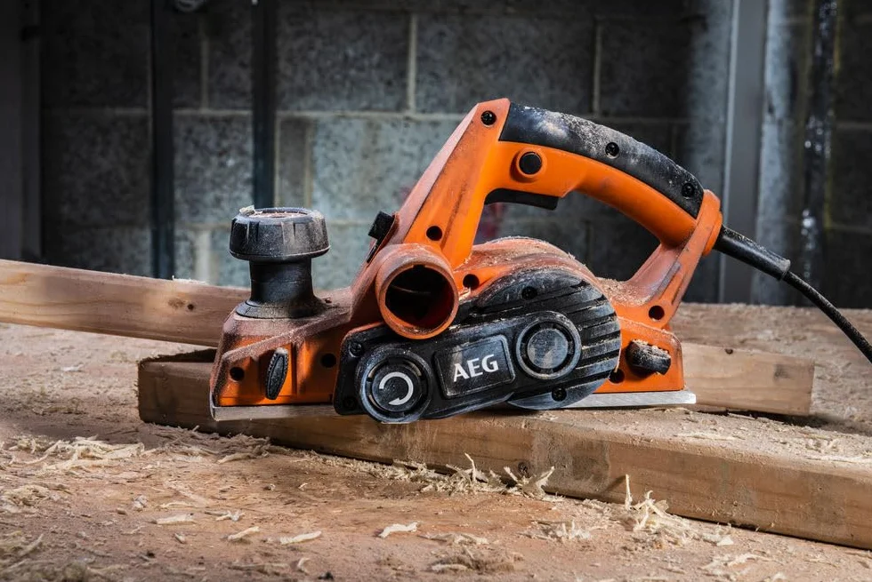 AEG Strug 82 mm 700 W, 17000 Obr/min, Głębokość Cięcia 3 mm, Kabel 4 m, PL700