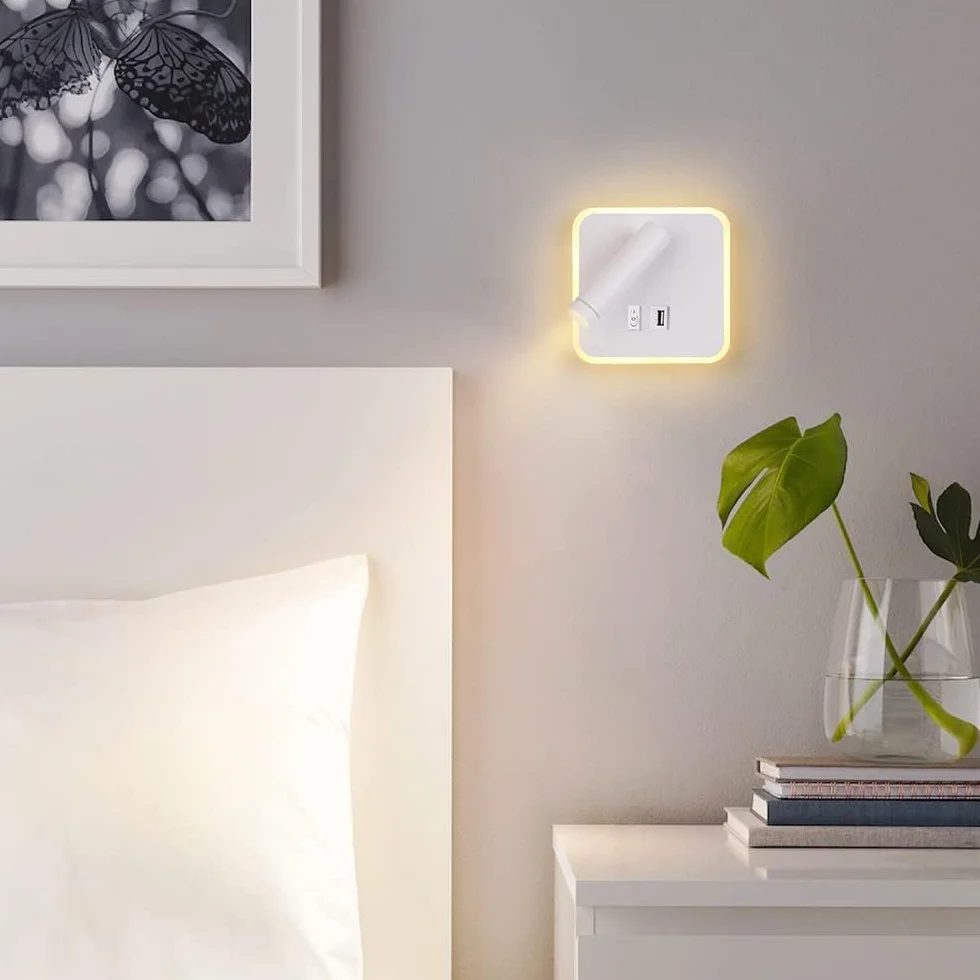 ERWEY Kinkiet LED 8 W lampka nocna do czytania Lampa ścienna z regulowanym reflektorem (3W 4000K +5 W 3000K) z portem ładowania USB (kwadrat, biały)