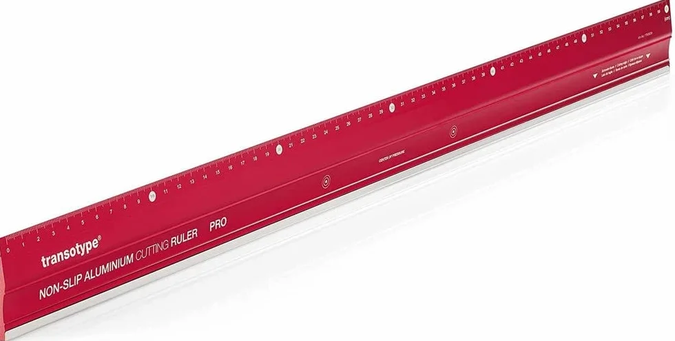 Linijka do cięcia PRO z aluminium w kolorze jasnoczerwonym, długość 60 cm, antypoślizgowa, wytrzymała, ze stalową krawędzią tnącą i profilem aluminiowym 50 mm