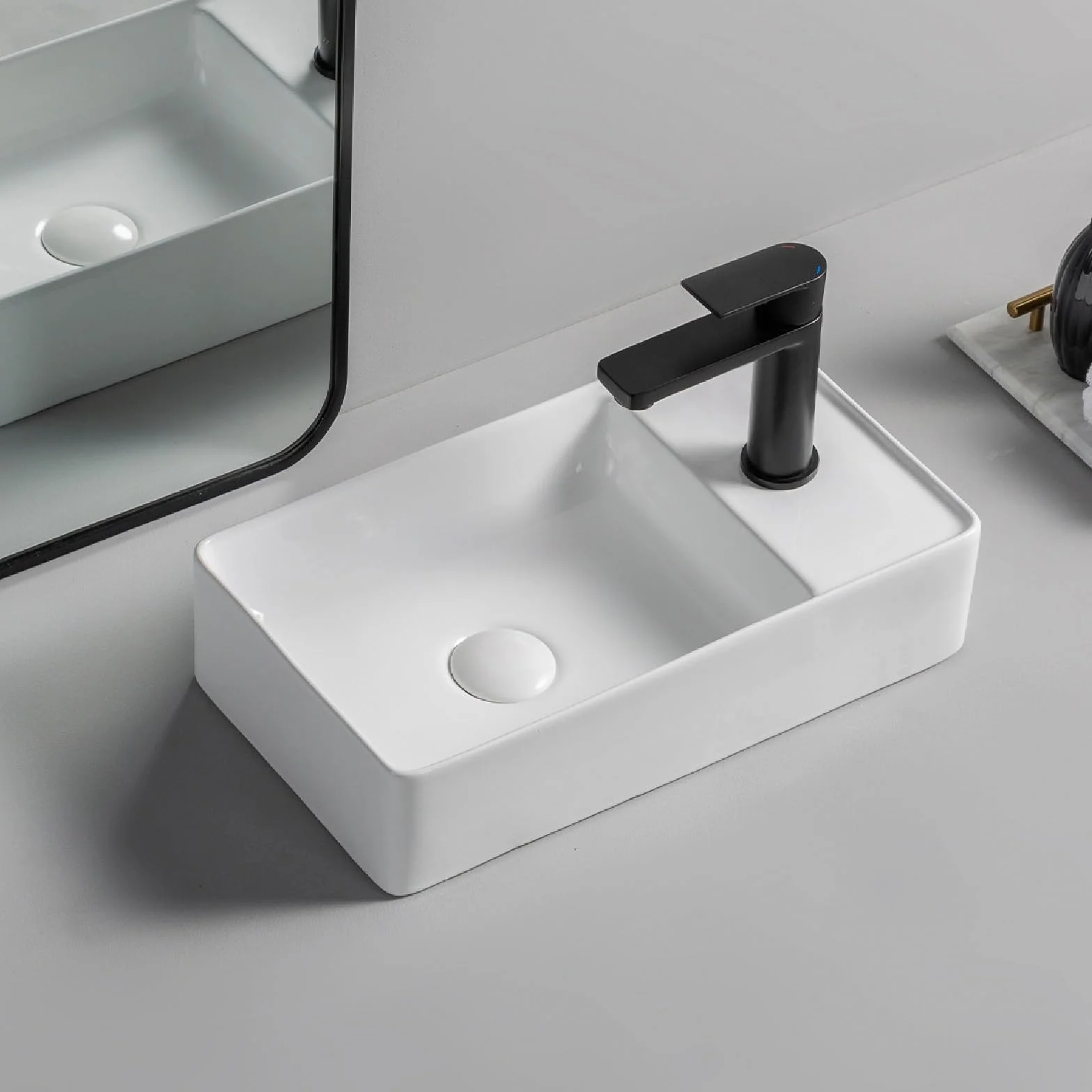 Ceramiczny narożny uchwyt ścienny mini zlew łazienkowy prostokątny design do garażu na balkon - oszczędzająca miejsce umywalka prawa ręka do małych przestrzeni