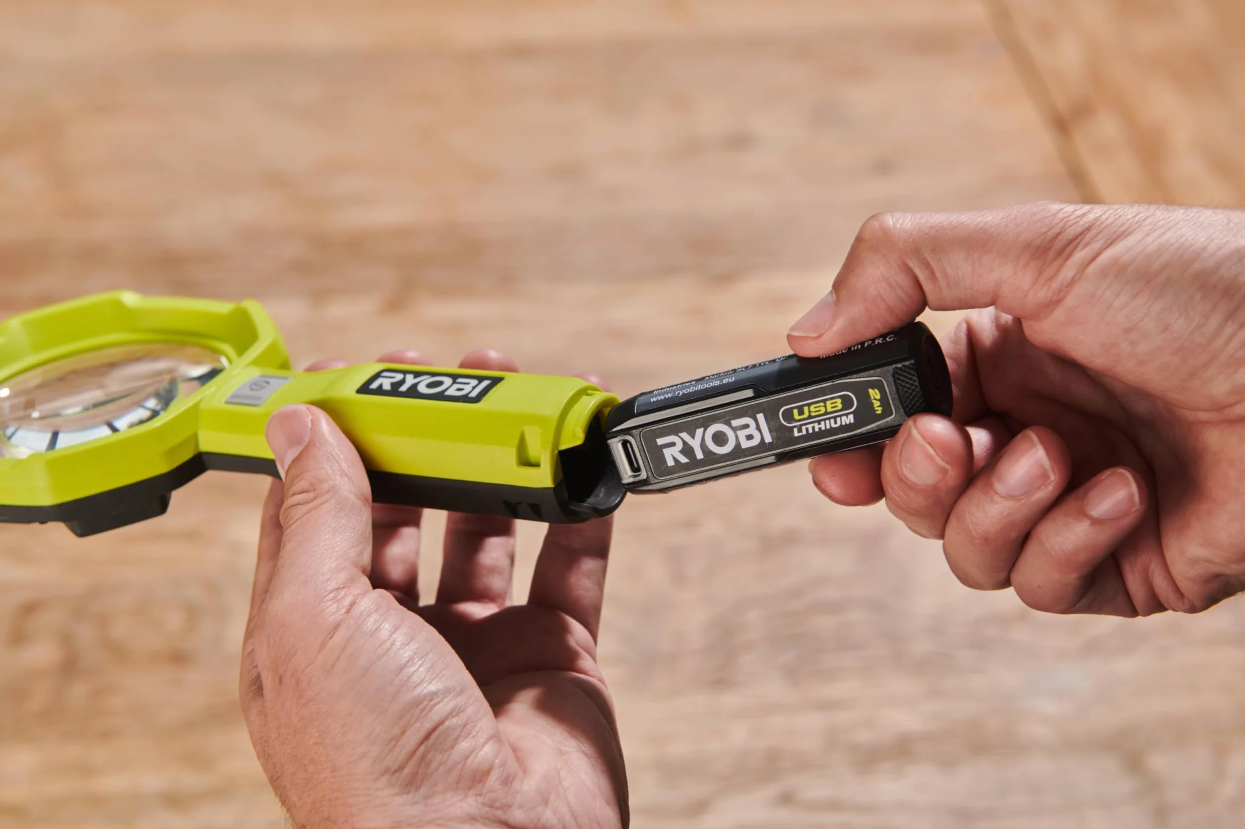 RYOBI Lupa podświetlana 4V USB Lithium - 2 intensywności: 60/200 lumenów - Powiększenie x 3 - (Sprzedawane bez baterii) - RML4-0