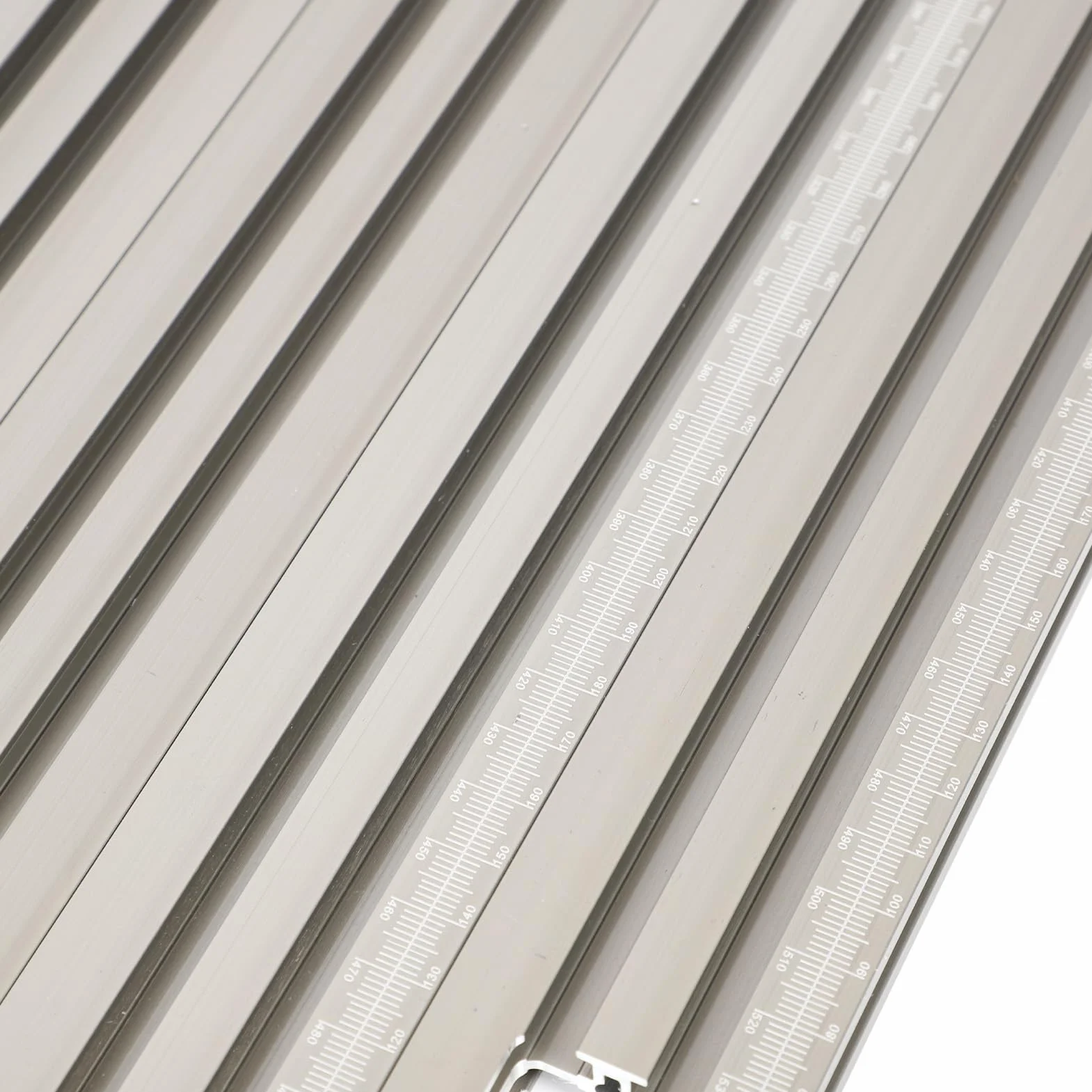 Prowadnica Piły Gąsienicowej Zestaw do łączenia Szyn Prowadzących z Regulowanym Ogranicznikiem Stop Aluminium 23,62 Cala do Obróbki Drewna Obróbka Mebli z Solidnym Podłożem i Precyzyjnym