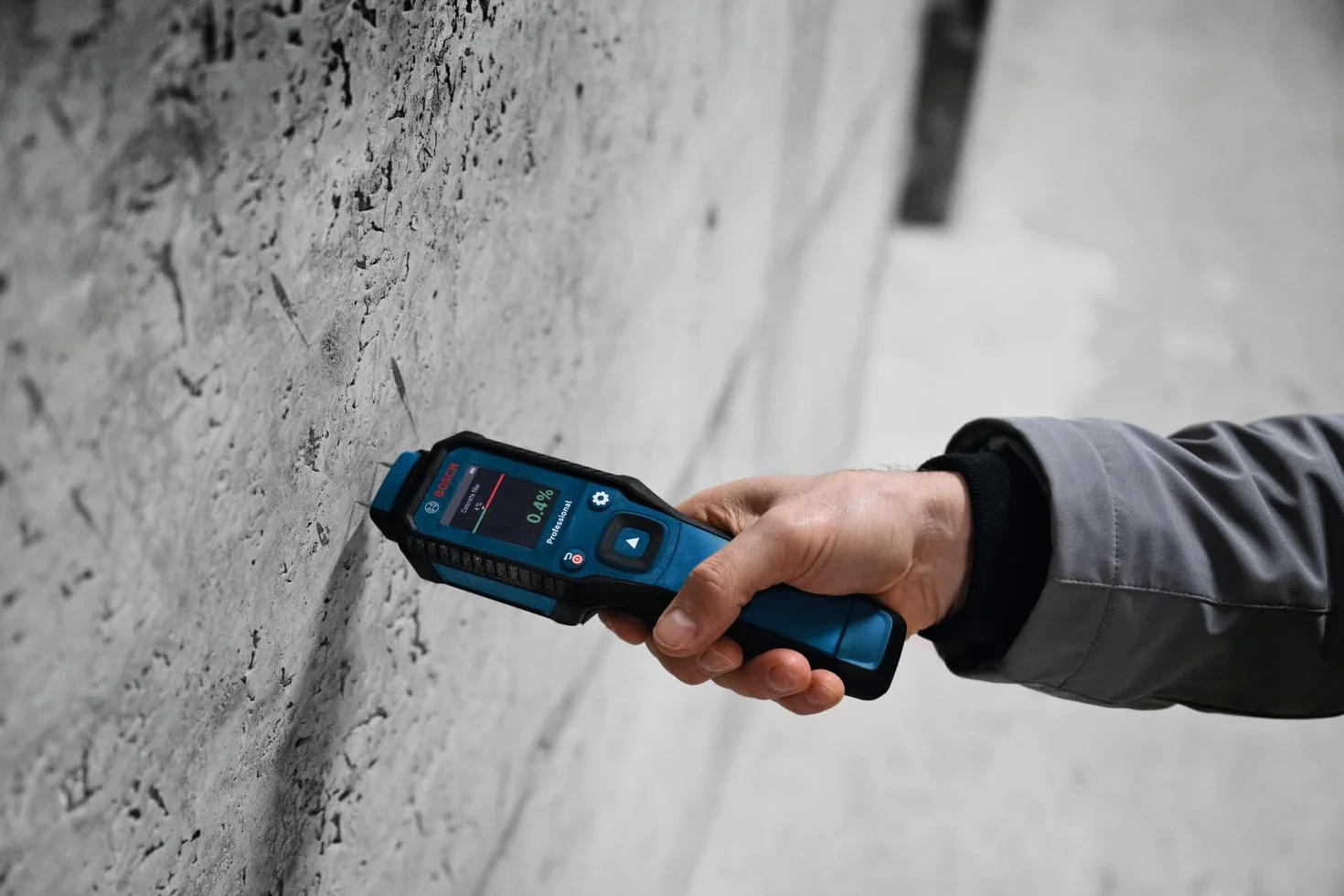 Bosch Professional Wilgotnościomierz GMP 1-13 (z pinami, mierzy 37 rodzajów drewna i 10 rodzajów materiałów budowlanych, IP65, wyświetlacz LCD o wysokim kontraście, 2 baterie AA, pokrowiec)