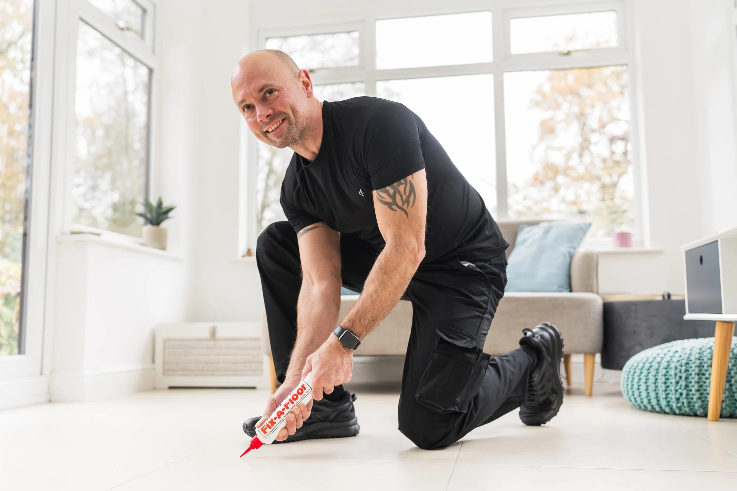 Fix-A-Floor Squeezy All-in-One Klej naprawczy do luźnych, pustych i skrzypiących płytek, drewna, LVT, LVP i podłóg laminowanych