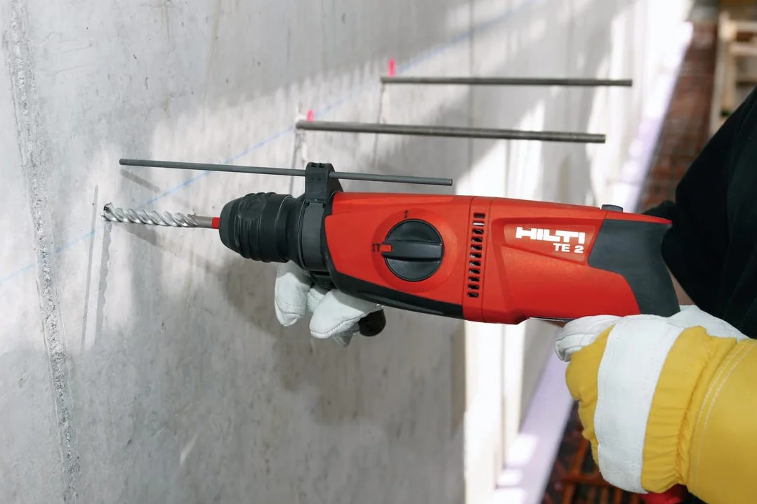 Hilti 228080 Młot udarowo-obrotowy TE 2 230 V (650 W, 1,8 J, SDS Plus, zadania wiertnicze z 2 trybami: z udarem i bez, waga: 2,7 kg, łącznie z walizką)