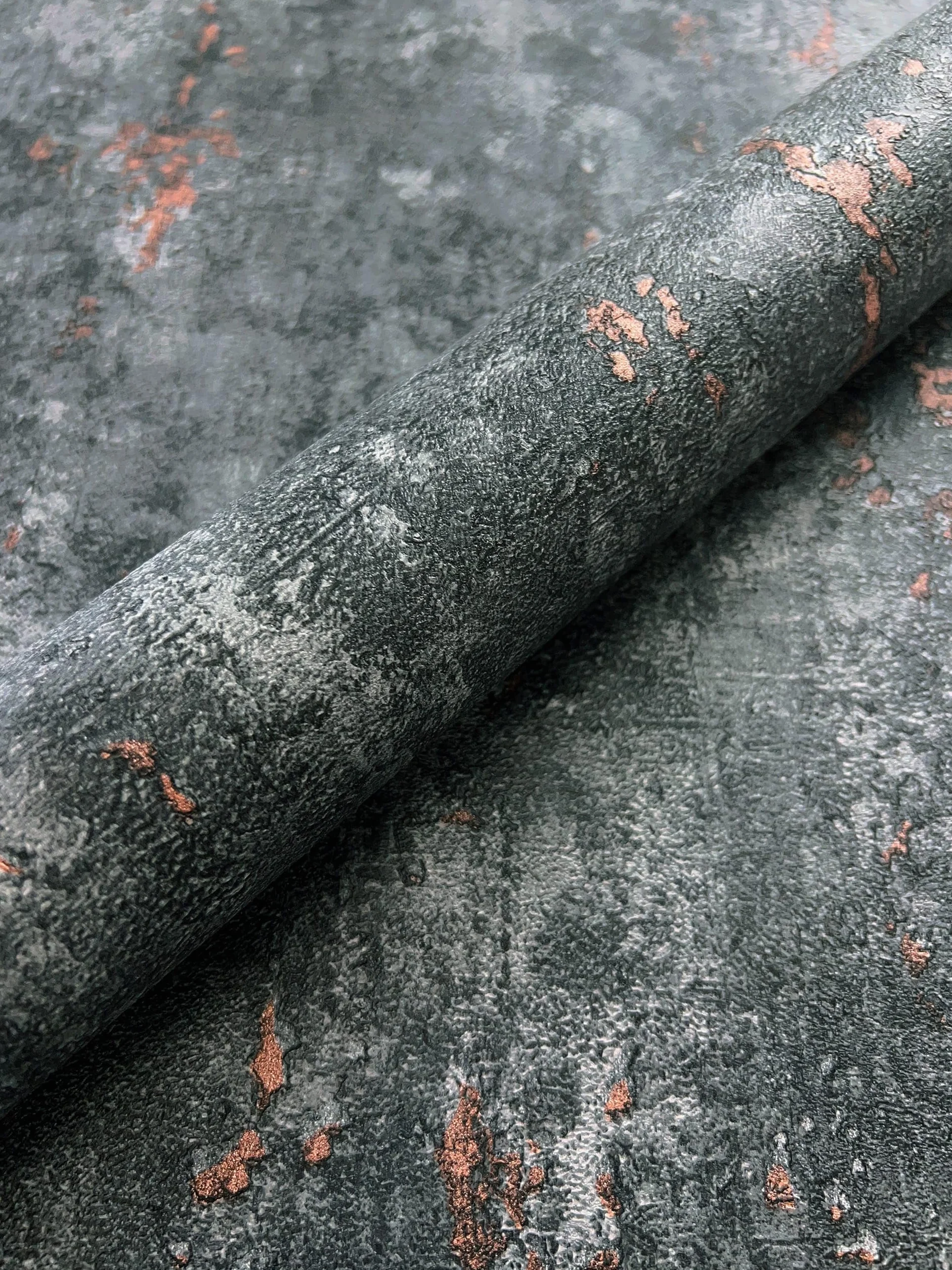 Newroom Tapeta flizelinowa szara beton miedziany do salonu | surowy beton z miedziano-pomarańczowymi drobinami, mieniący się metaliczny połysk, tapeta industrialna, do salonu