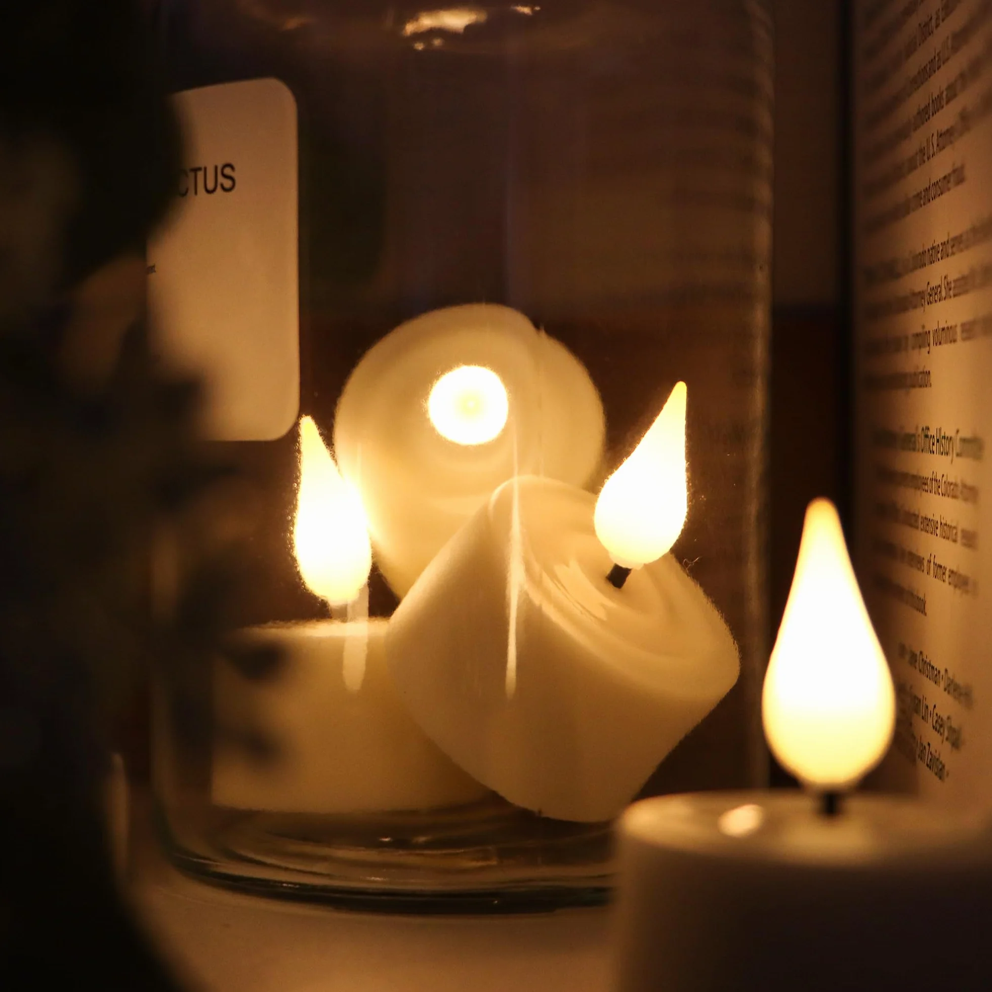 yunsheng Świece typu tealight wielokrotnego ładowania, z pilotem zdalnego sterowania, timerem i stacją ładującą, 12 szt., ładowane, zasilane bateryjnie, elektryczne świeczki LED, migoczące, do domu
