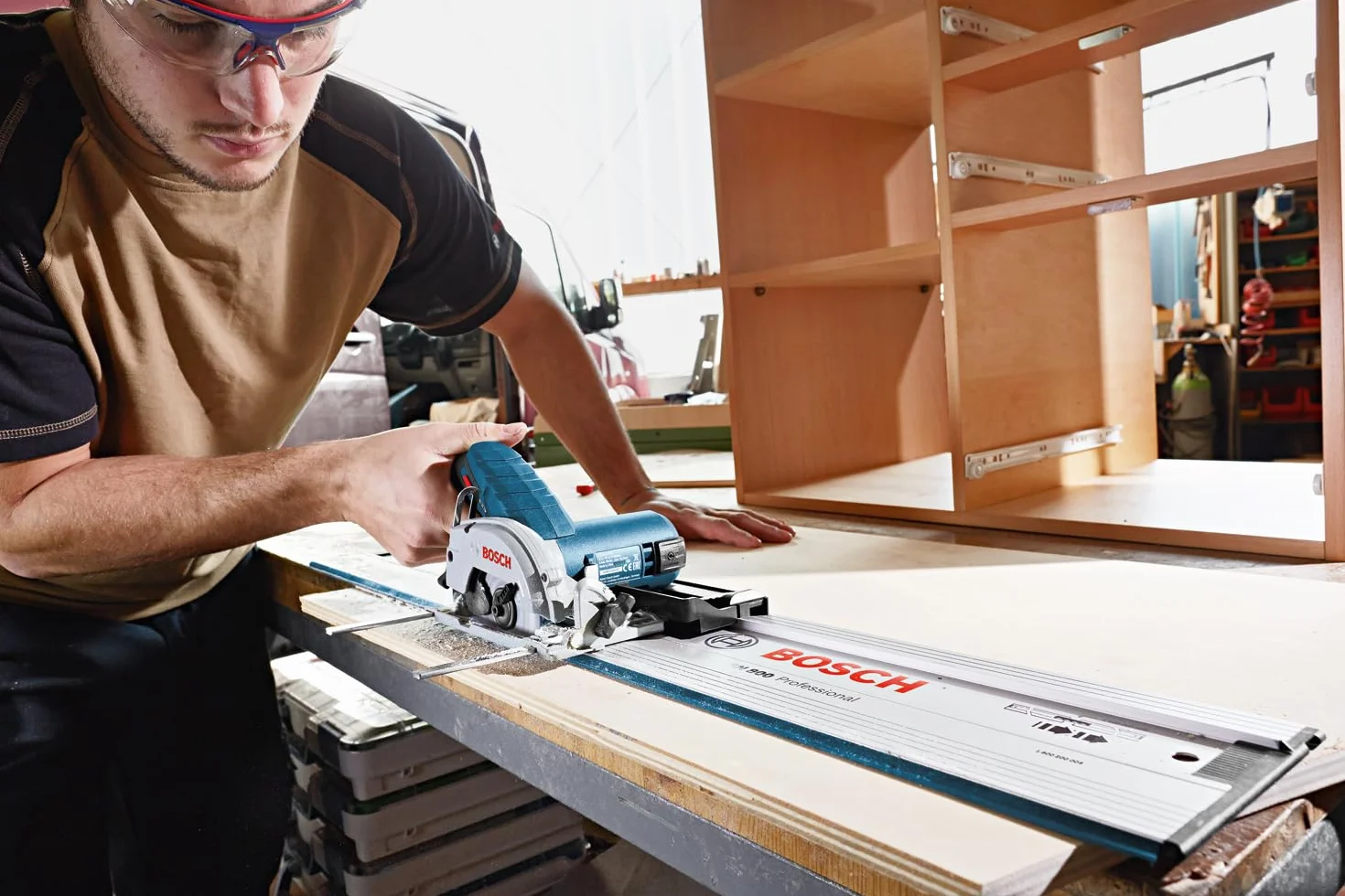 Bosch Professional system 12V: akumulatorowa pilarka tarczowa GKS 12V-26 (Ø tarczy: 85 mm, 2 akumulatory GBA 12V 3.0Ah i ładowarka, walizka L-BOXX)