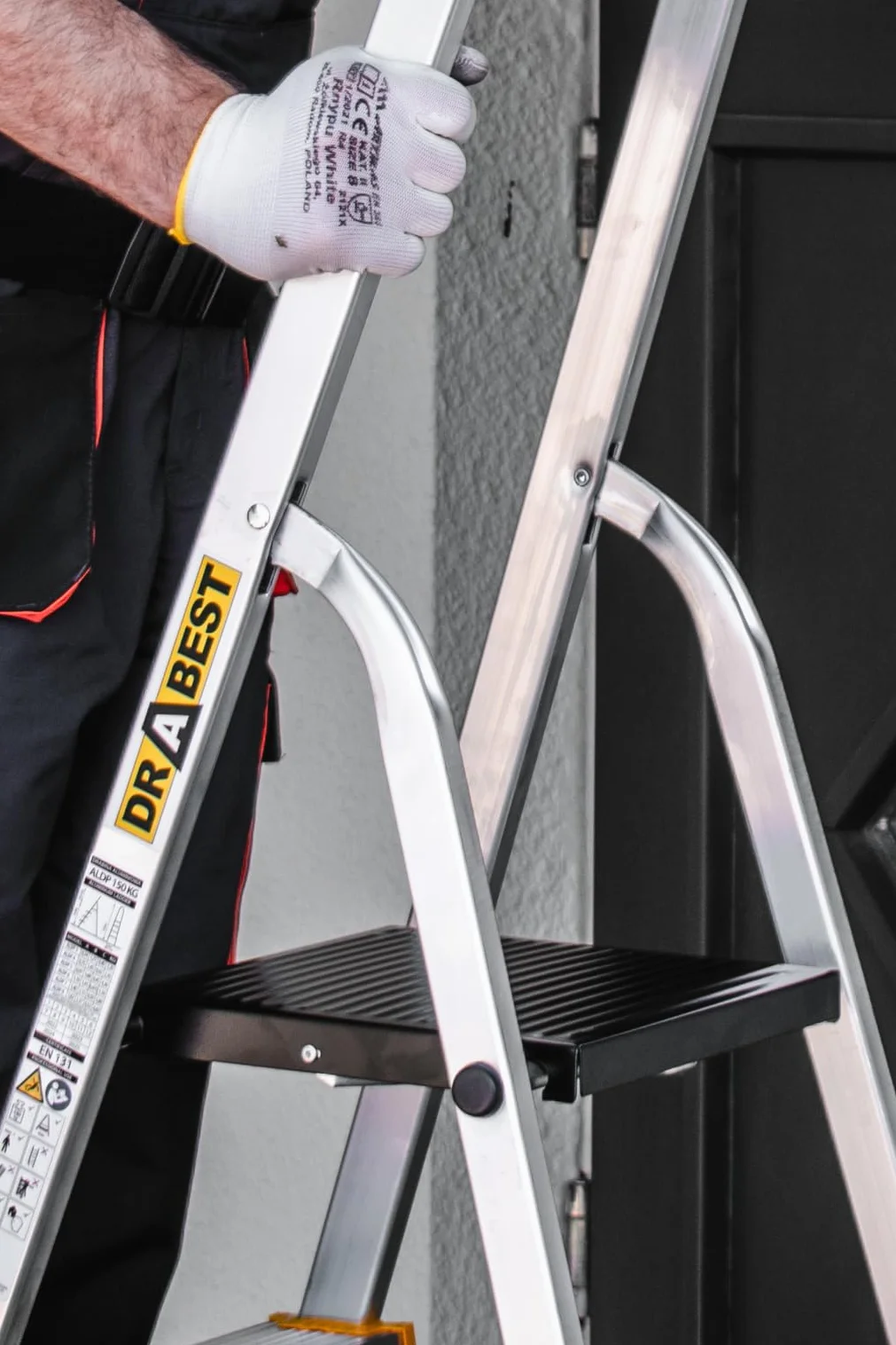 Drabest - PRO Drabina Domowa - 7 stopnie - Wysokość Robocza 3,40m - Drabina Składana Aluminiowa, z Praktyczną Półką, maks. 125 kg - z Platformą 25x26 cm, Antypoślizgowe stopki