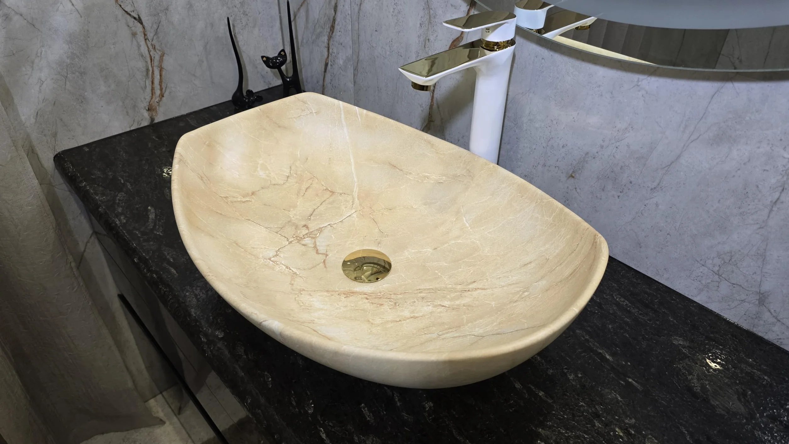 umywalka ceramiczna owalna - 55 x 40 x 15 cm - z piaskowca/trawertynu - nablatowa - beżowy