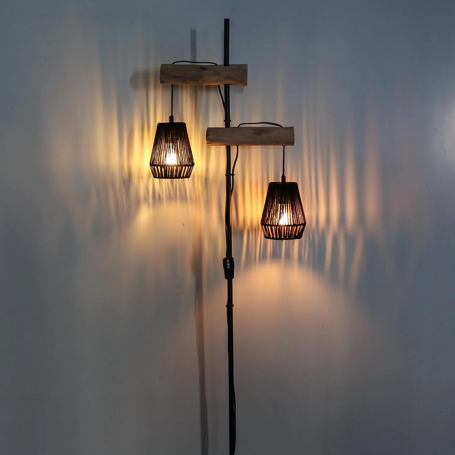 Vintage Lampa podłogowa z wiklinowym abażurem i drewnianą podłogą, idealna do salonu, 169 cm