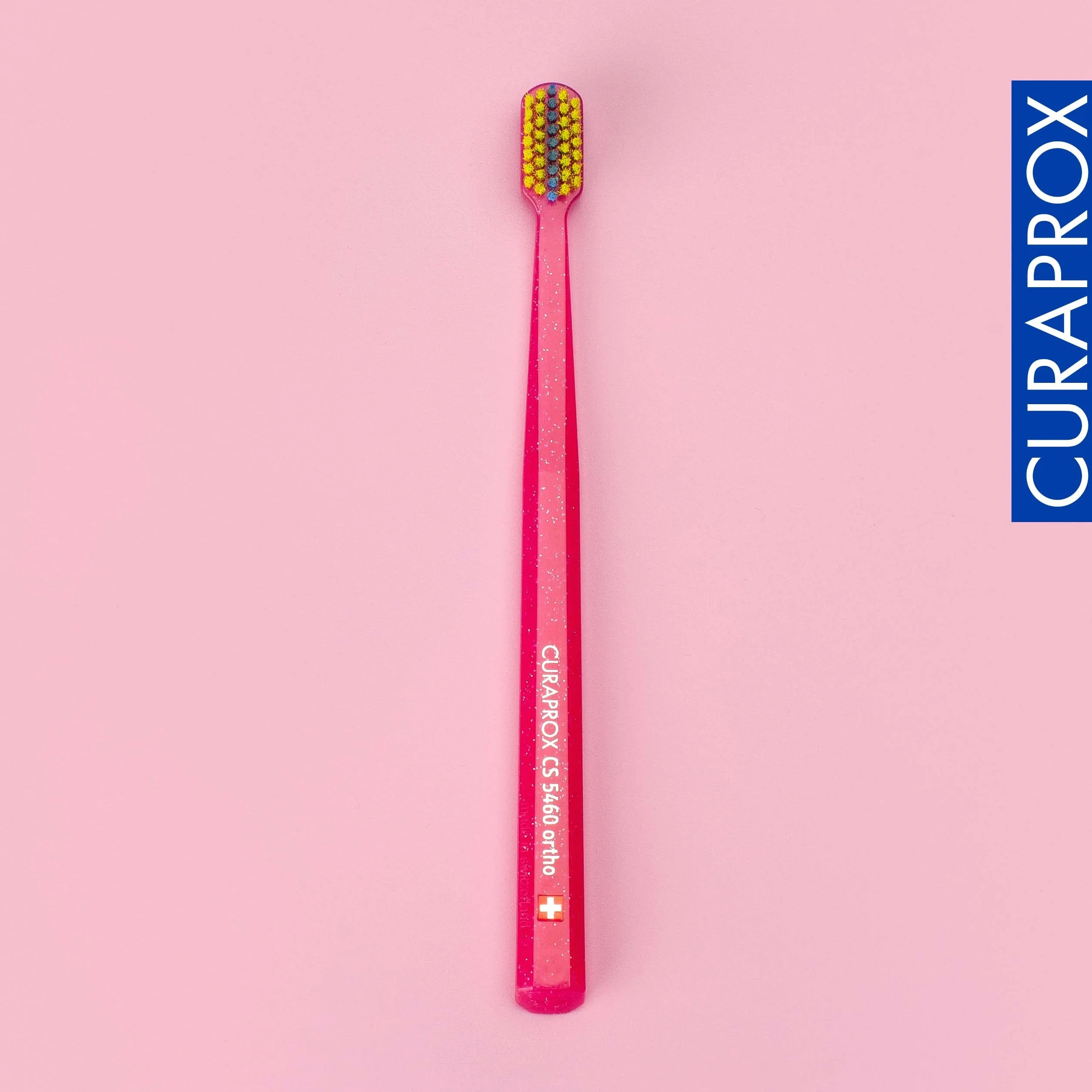 Curaprox CS 5460 Ortodontyczna Szczoteczka do zębów – Pielęgnacja aparatów ortodontycznych dla dorosłych/delikatne czyszczenie/Magenta-zielony/pojedyncze opakowanie/Made in Switzerland