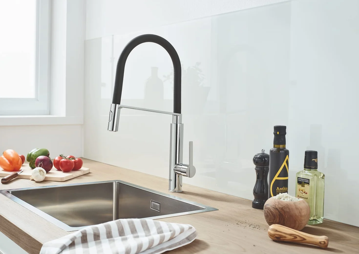 GROHE Feel - profesjonalny kran mieszający do zlewu kuchennego (obrotowa wylewka 360°, wysoka wylewka, 2 opcje natrysku, wkład ceramiczny 28 mm, zintegrowany magnes dokujący, ogony 3/8 cala), rozmiar 510 mm, chromowany, 31489000